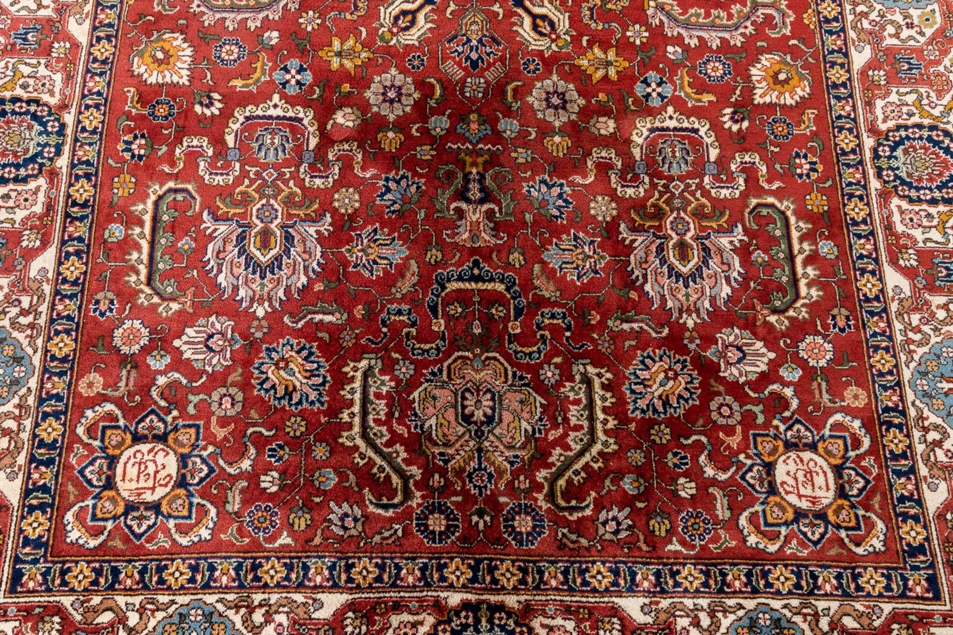 An Oriental hand-made carpet, Heriz. (L:360 x W:250 cm) - Image 5 of 9