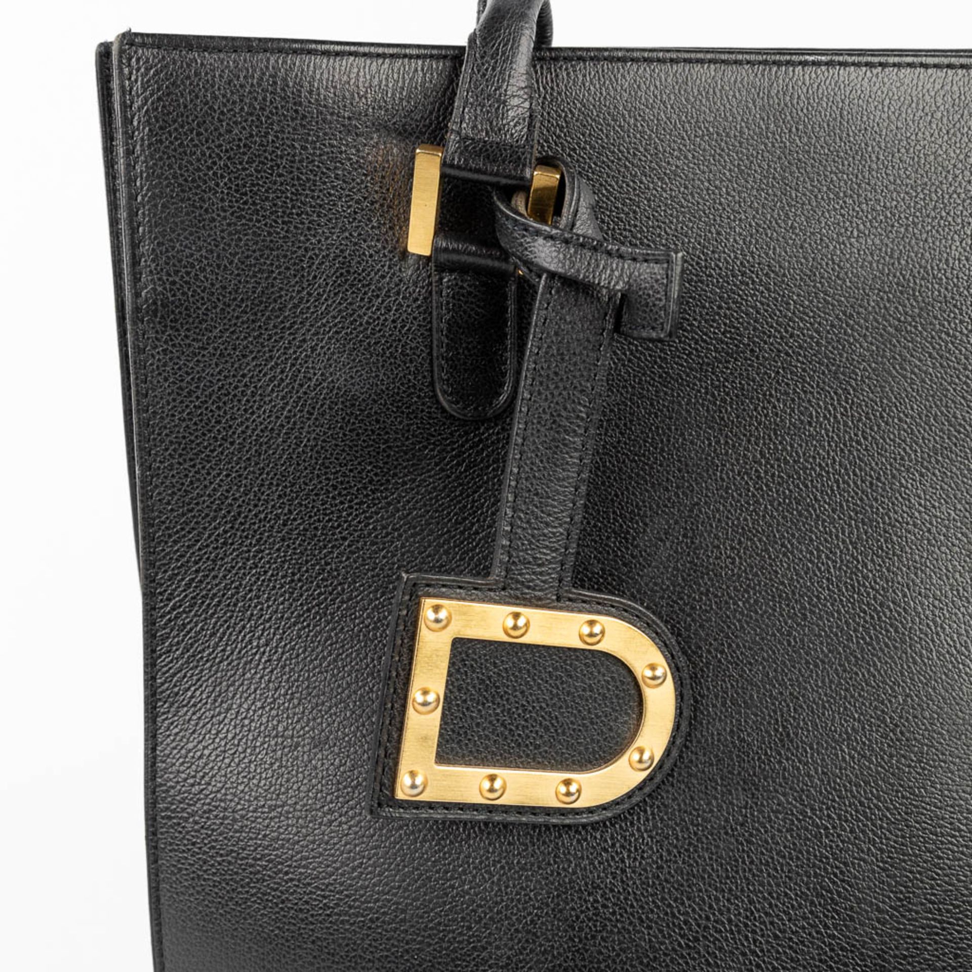 Delvaux, a 'Tote Bag' made of black leather with gold-plated hardware. (W:31,5 x H:37,5 cm) - Image 10 of 19