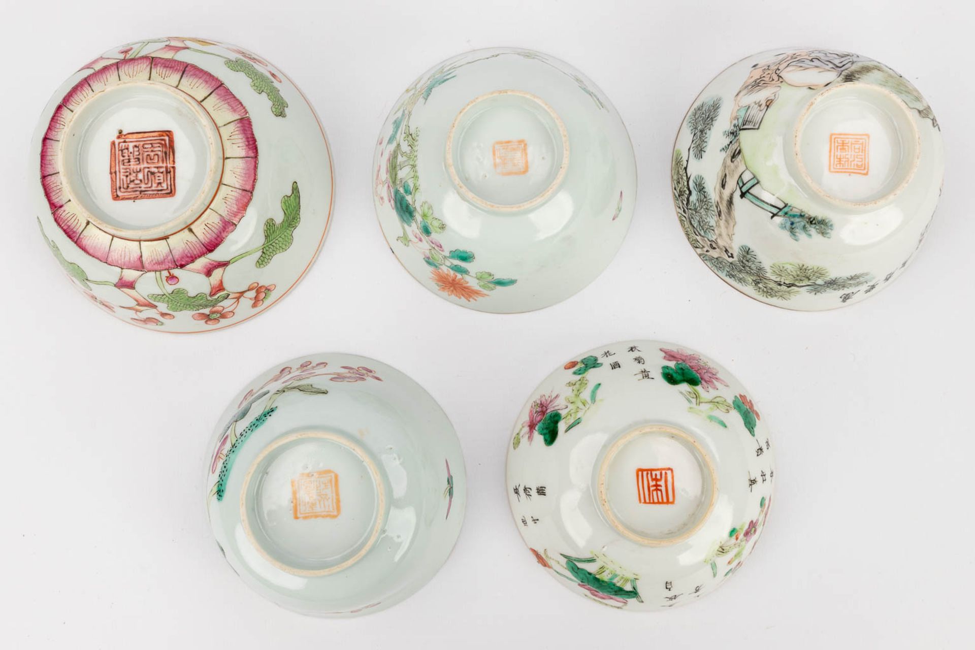 An assembled collection of 19 pieces of cups, saucers, bowls and pots made of Chinese porcelain. (H - Bild 14 aus 30