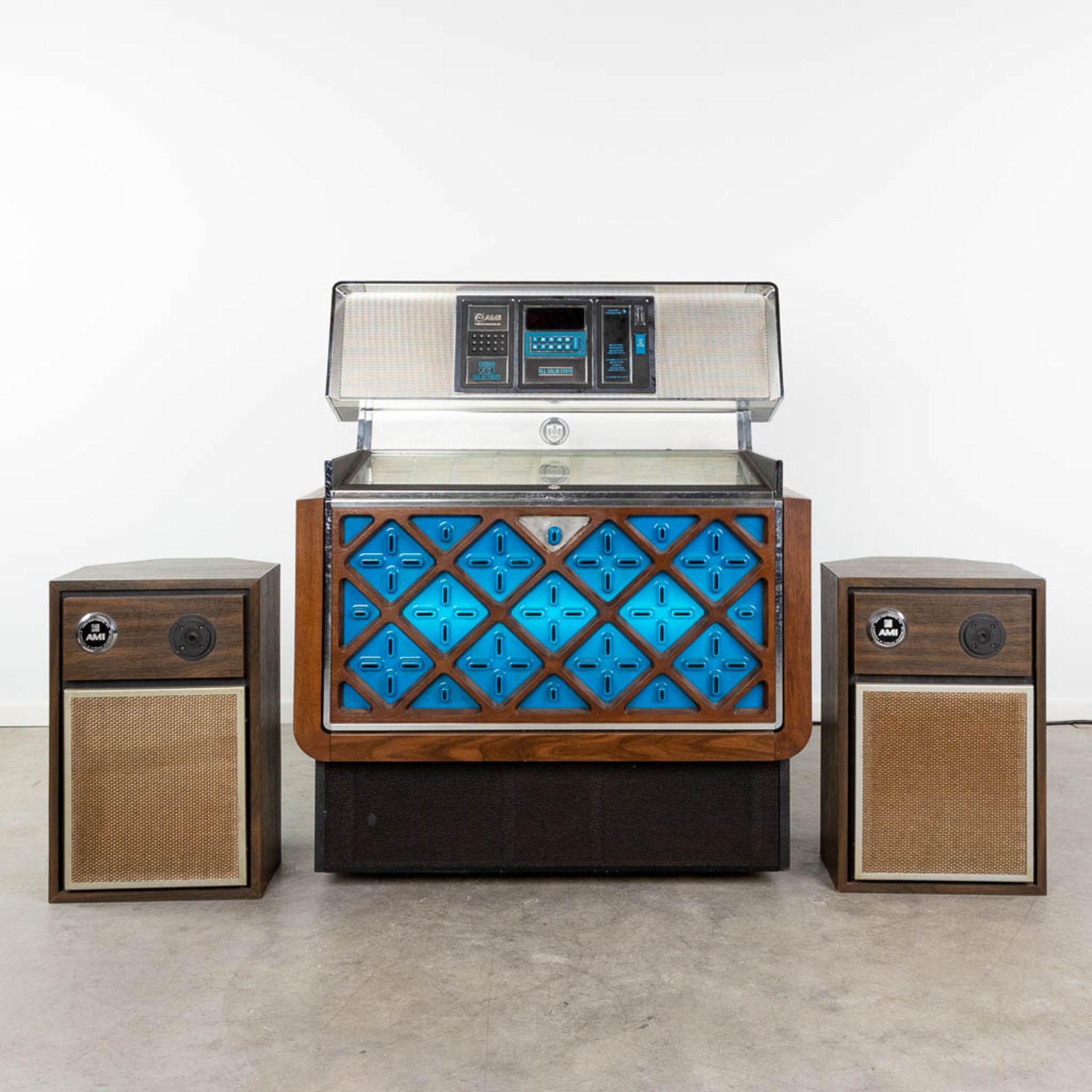 AMI R-81, a vintage jukebox with matching AMI speakers and a control unit. (L:70 x W:106 x H:130 cm