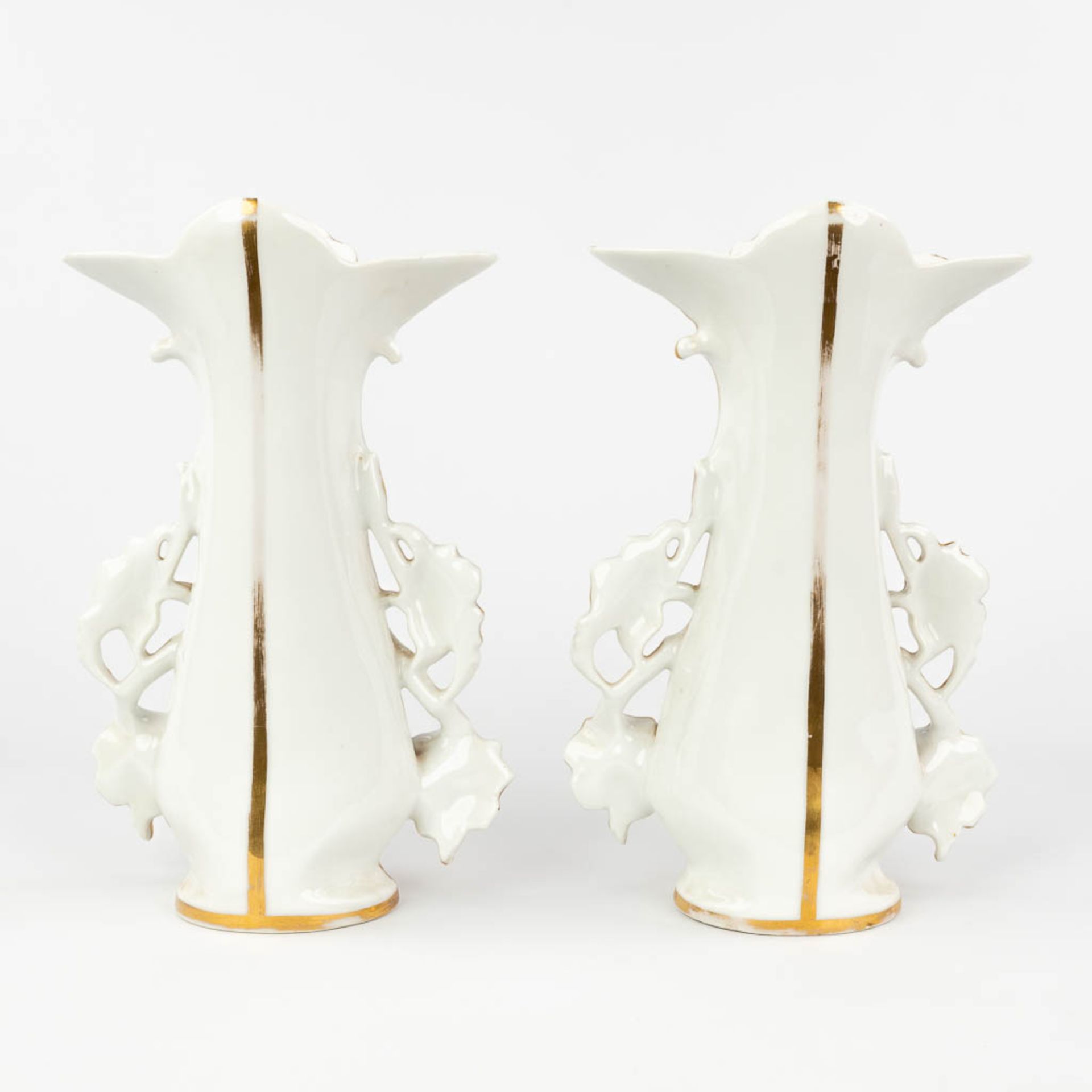 Vieux Bruxelles, A pair of vases with gold and blue decor and decorated with flowers (W:21 x H:32 cm - Bild 5 aus 13