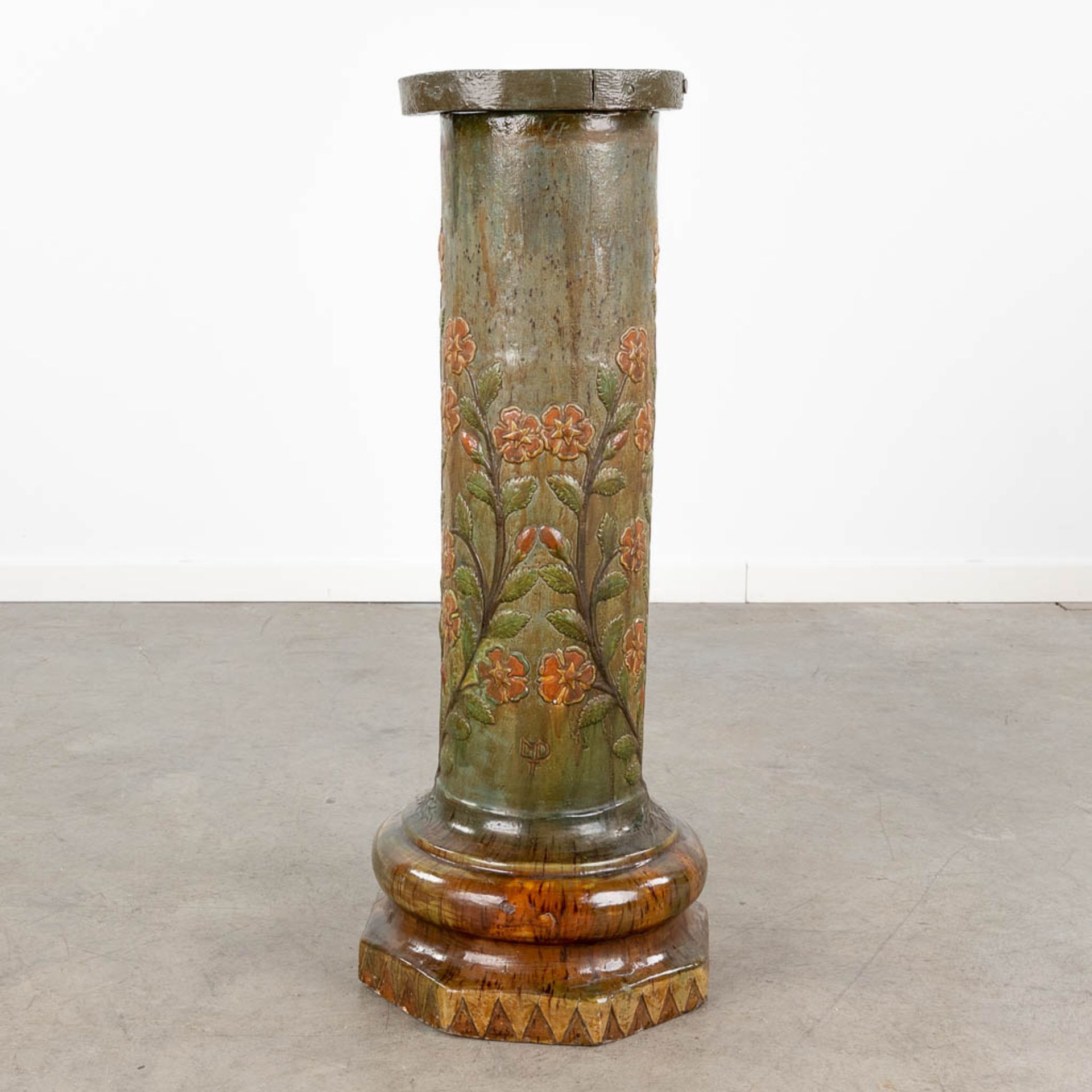 LŽo MAES DECOCK (XIX-XX), Torhout. A pedestal with floral decor made of flemish earthenware. (L:33 - Bild 8 aus 16