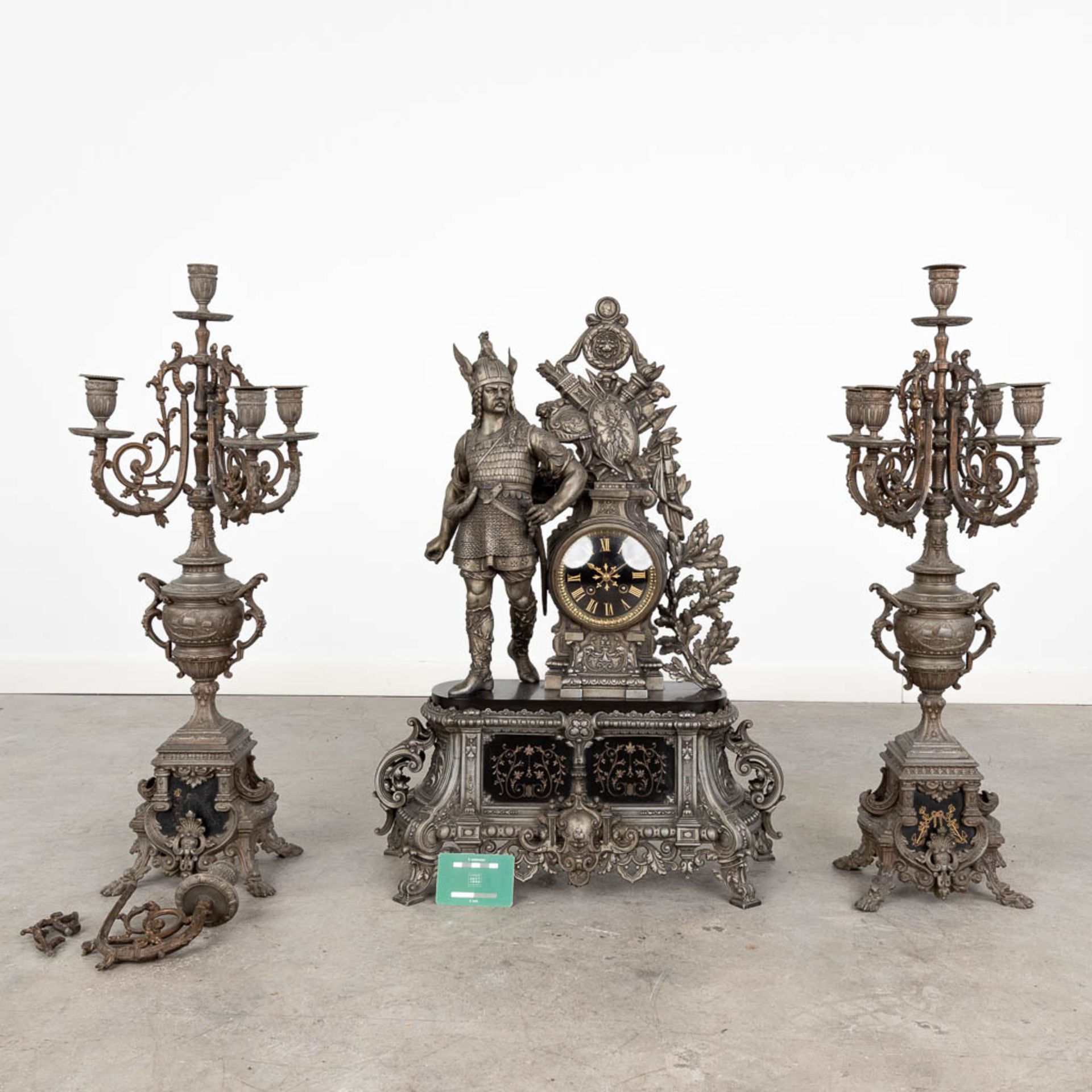 A three-piece mantle garniture clock with an 'Ambiorix' figurine, made of spelter. (L:19 x W:49 x H - Bild 2 aus 16