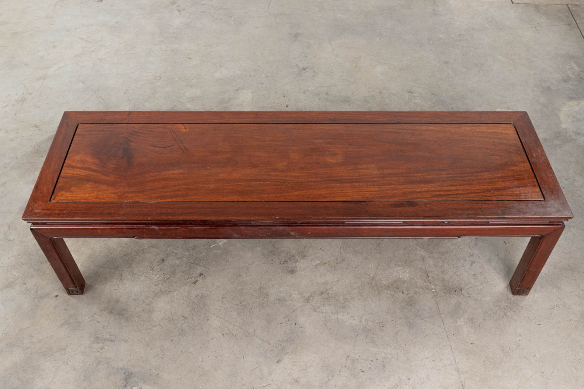 A Chinese coffee table made of hardwood. (L:46 x W:153 x H:41 cm) - Image 7 of 10