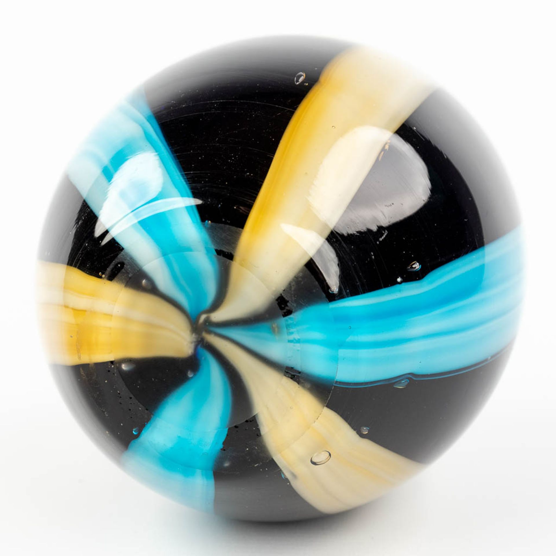 A vase made of black, yellow and blue glass. Probably made in Murano, Italy. (H:23 x D:14 cm) - Bild 5 aus 9