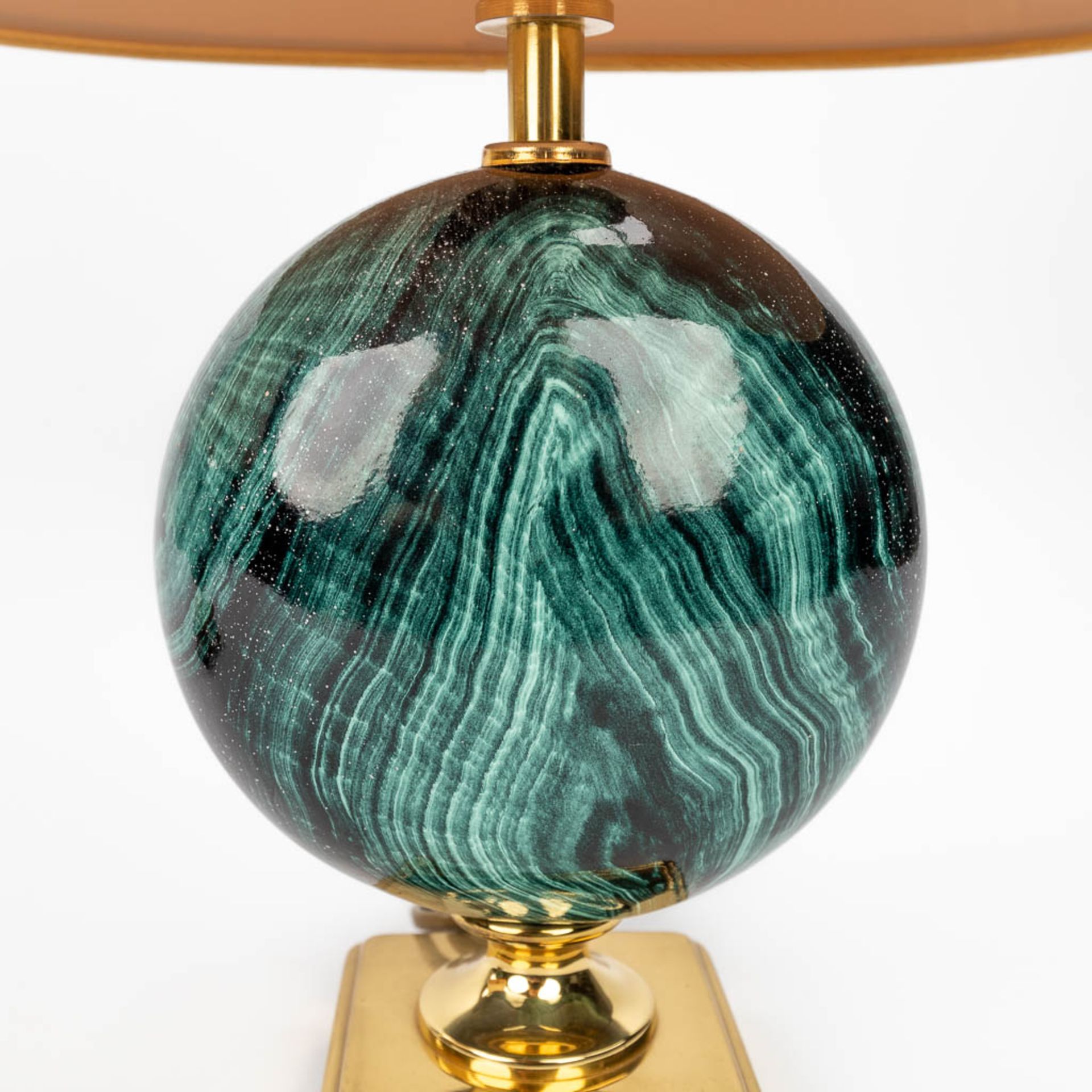 Maison Le Dauphin, a pair of table lamps with faux malachite. (H:42 cm) - Bild 9 aus 14