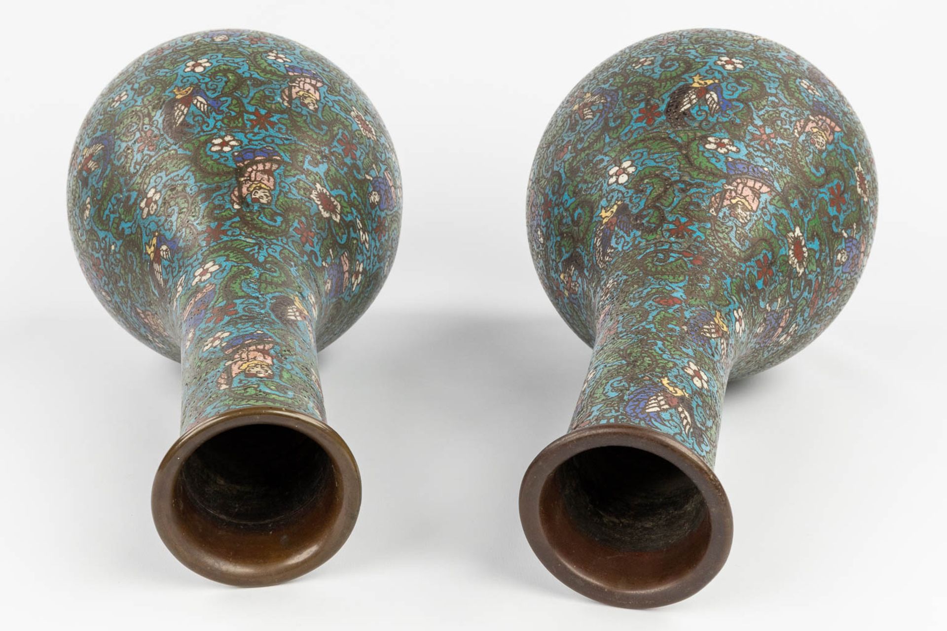 A pair of Oriental vases made of bronze with ChampslevŽ decor. (H:52 x D:23 cm) - Bild 9 aus 12