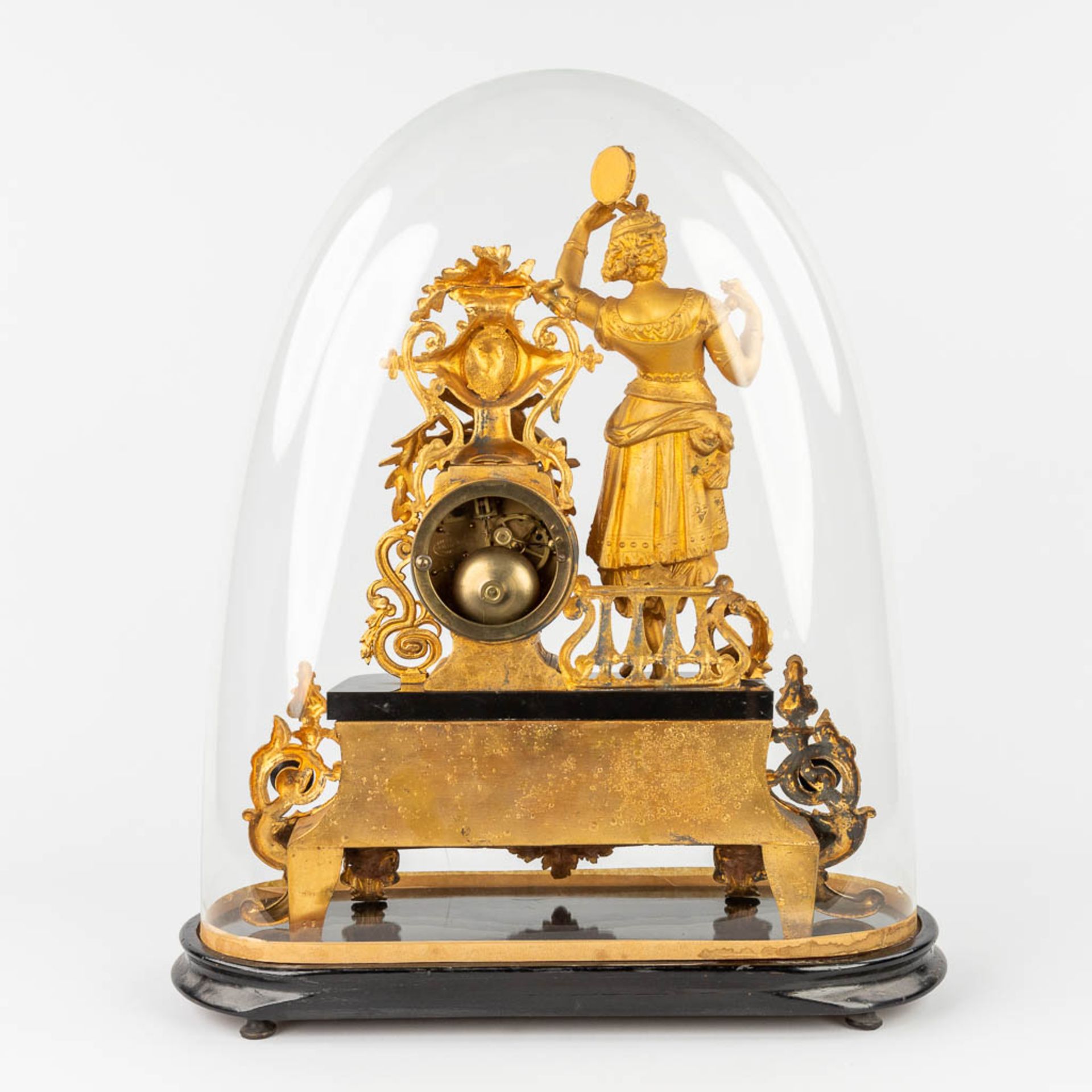 A mantle clock made of gilt spelter, standing under a glass dome. 19th C. (W:40 x H:47 cm) - Bild 6 aus 12