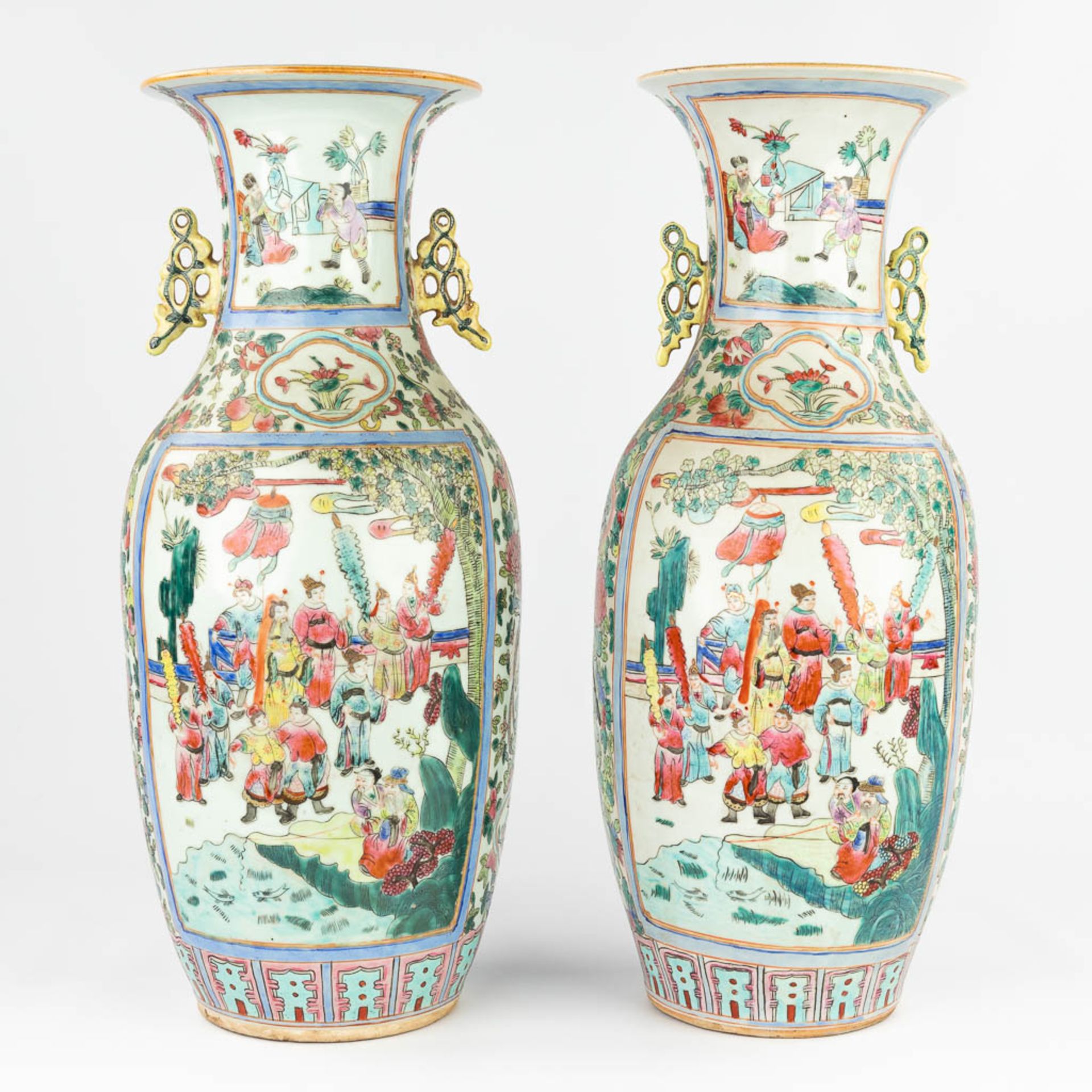 A pair of Chinese vases decorated with warriors. 20th C. (H:56,5 x D:22 cm) - Image 4 of 15