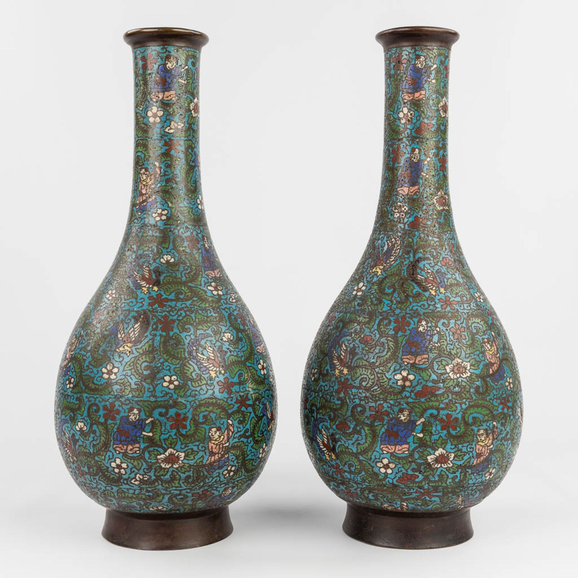 A pair of Oriental vases made of bronze with ChampslevŽ decor. (H:52 x D:23 cm)