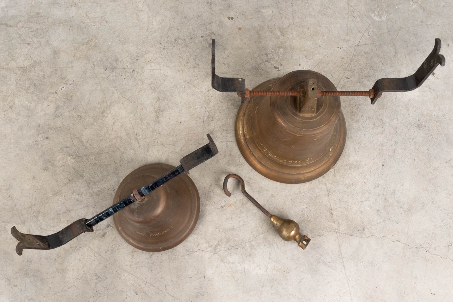 A collection of 2 bronze bells, of which one is marked 'War ChilKat'. (H:40 x D:42 cm) - Bild 4 aus 7