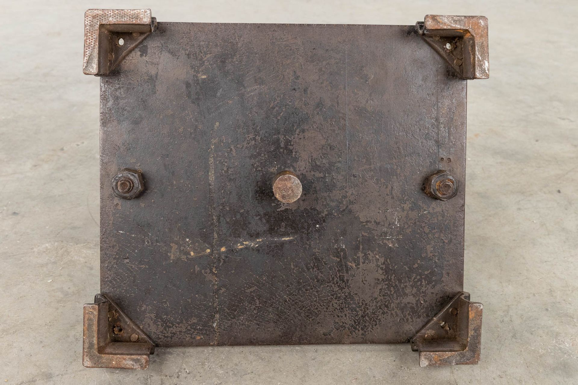 An antique book press, made of metal. (L:30 x W:38 x H:36 cm) - Image 7 of 11
