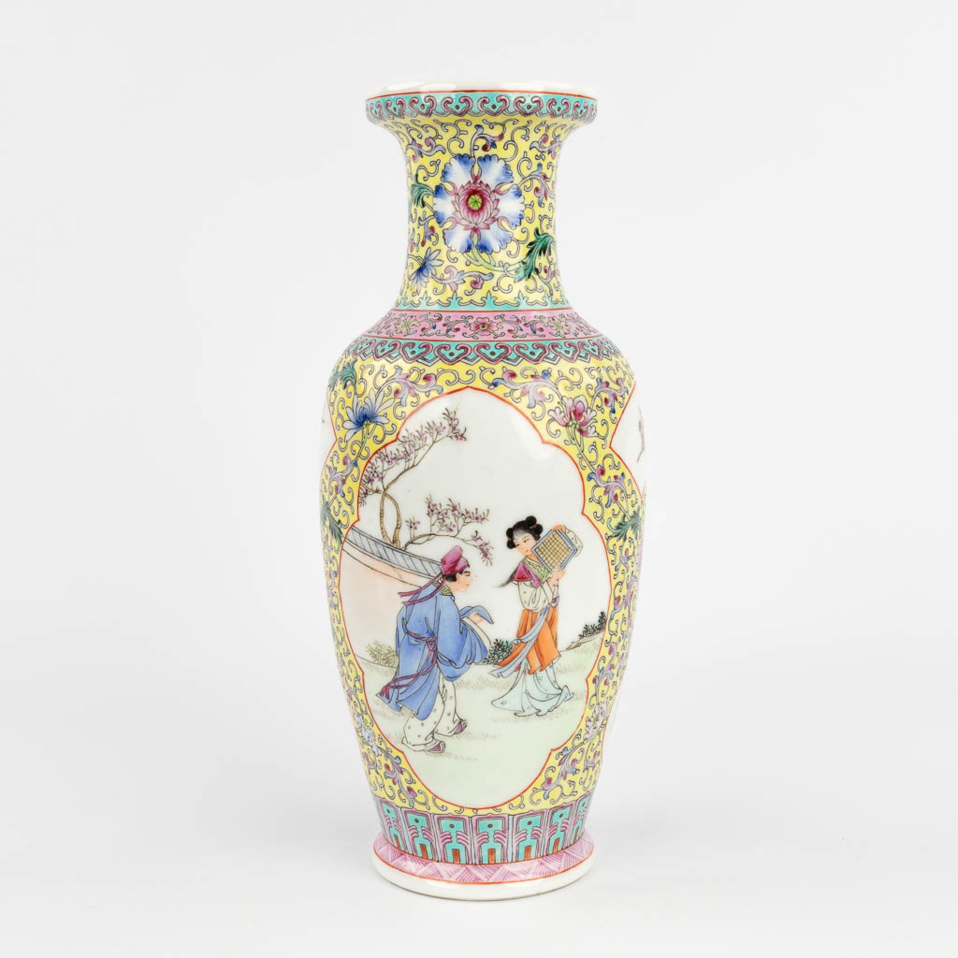 A Chinese vase with Famille rose decor. 20th C. (H:30,5 cm) - Bild 6 aus 15