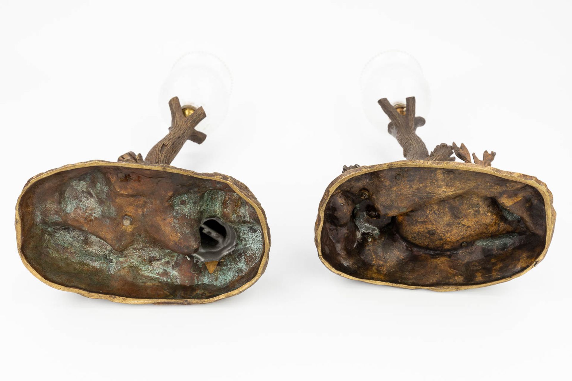 A pair of table lamps with hunting scnes, probably Vienna bronze. Circa 1900. (L:15 x W:23 x H:47 - Image 7 of 10