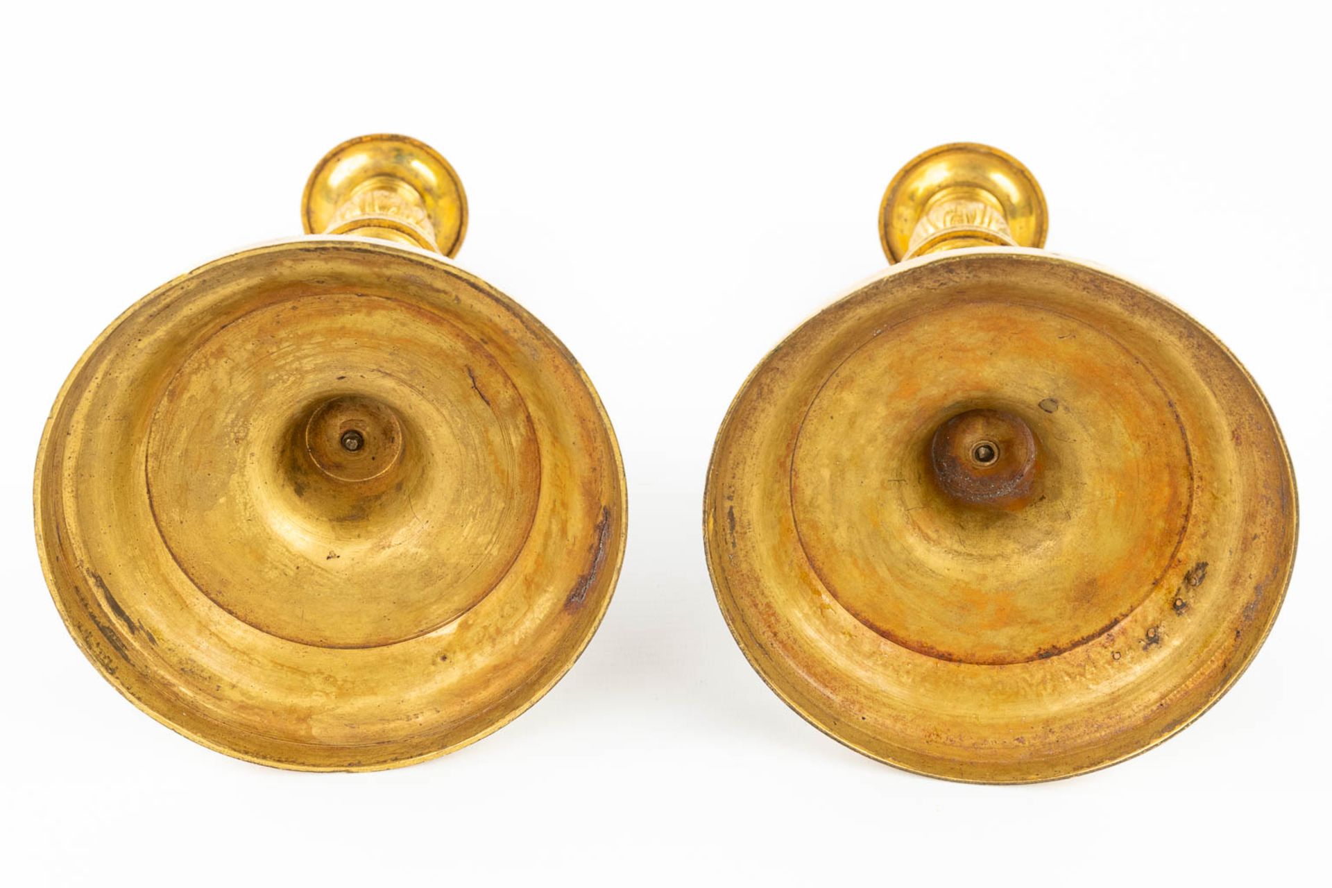 A pair of candlesticks made of gilt bronze in Louis XVI style. 19th C. (H:26 cm) - Bild 6 aus 9
