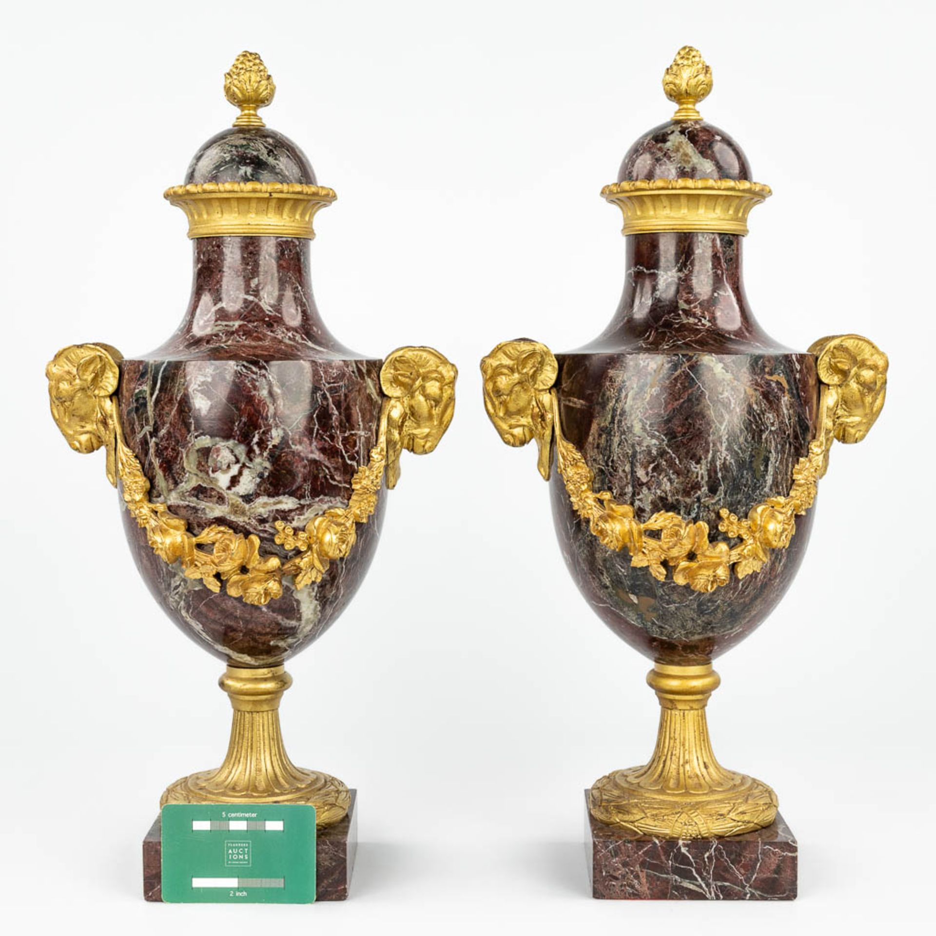 A pair of red marble cassolettes mounted with gilt bronze ram heads in Louis XVI style. 19th C. (L: - Image 8 of 11