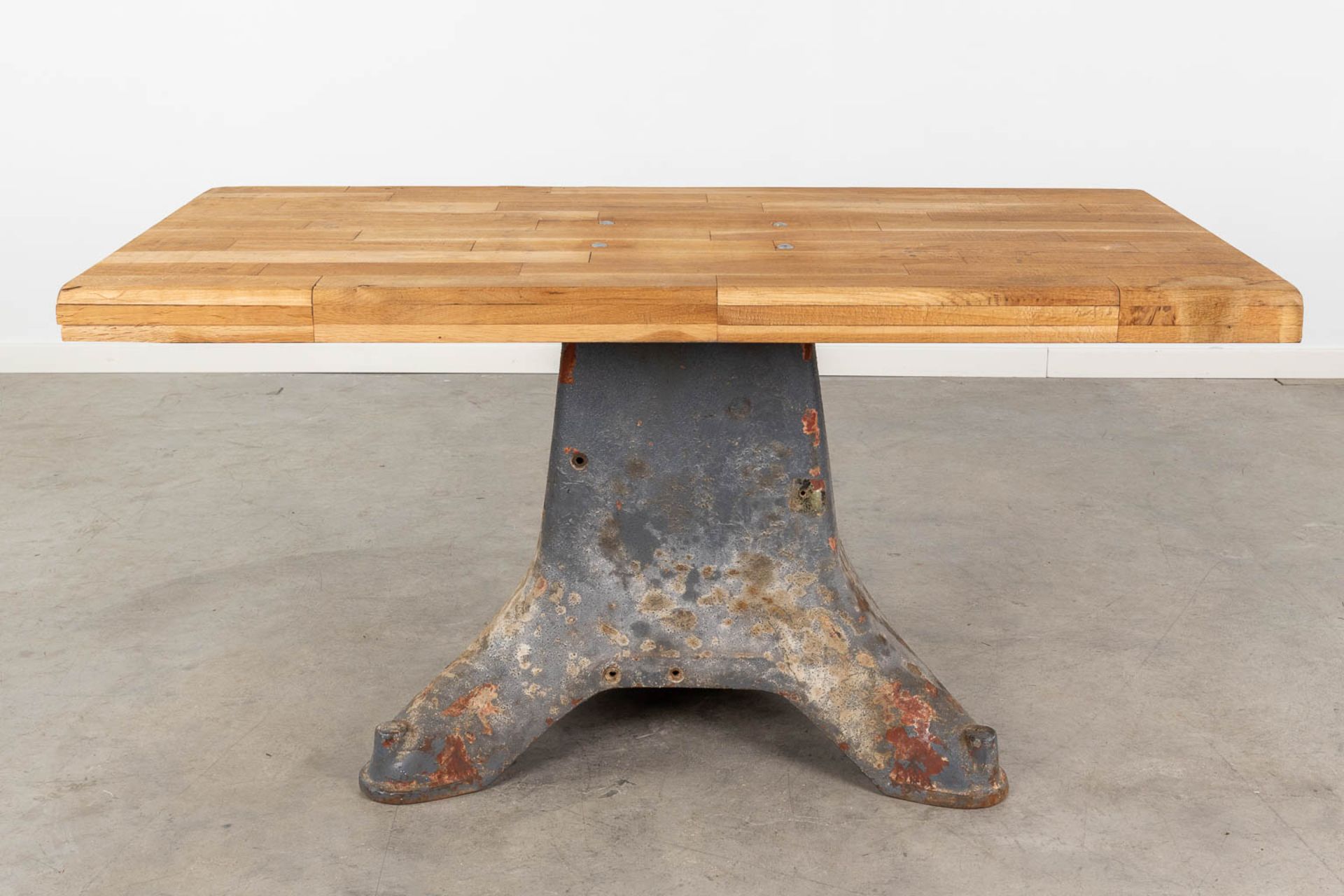 An industrial coffee table, standing on a metal base. (L:67 x W:138 x H:65 cm) - Bild 3 aus 9
