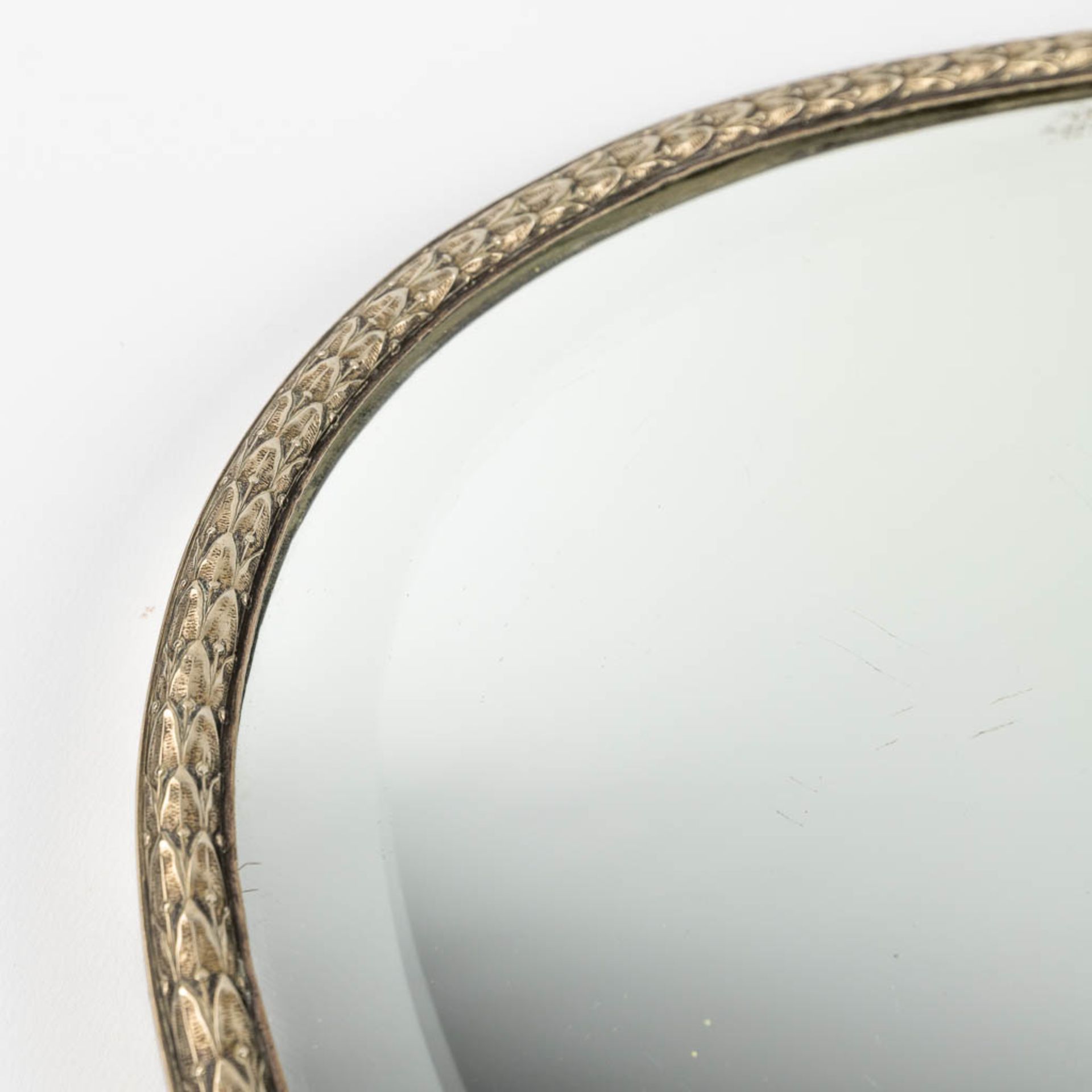 A serving tray with a mirror and silver rim. Not marked. (L:38,5 x W:60 x H:2 cm) - Image 8 of 13