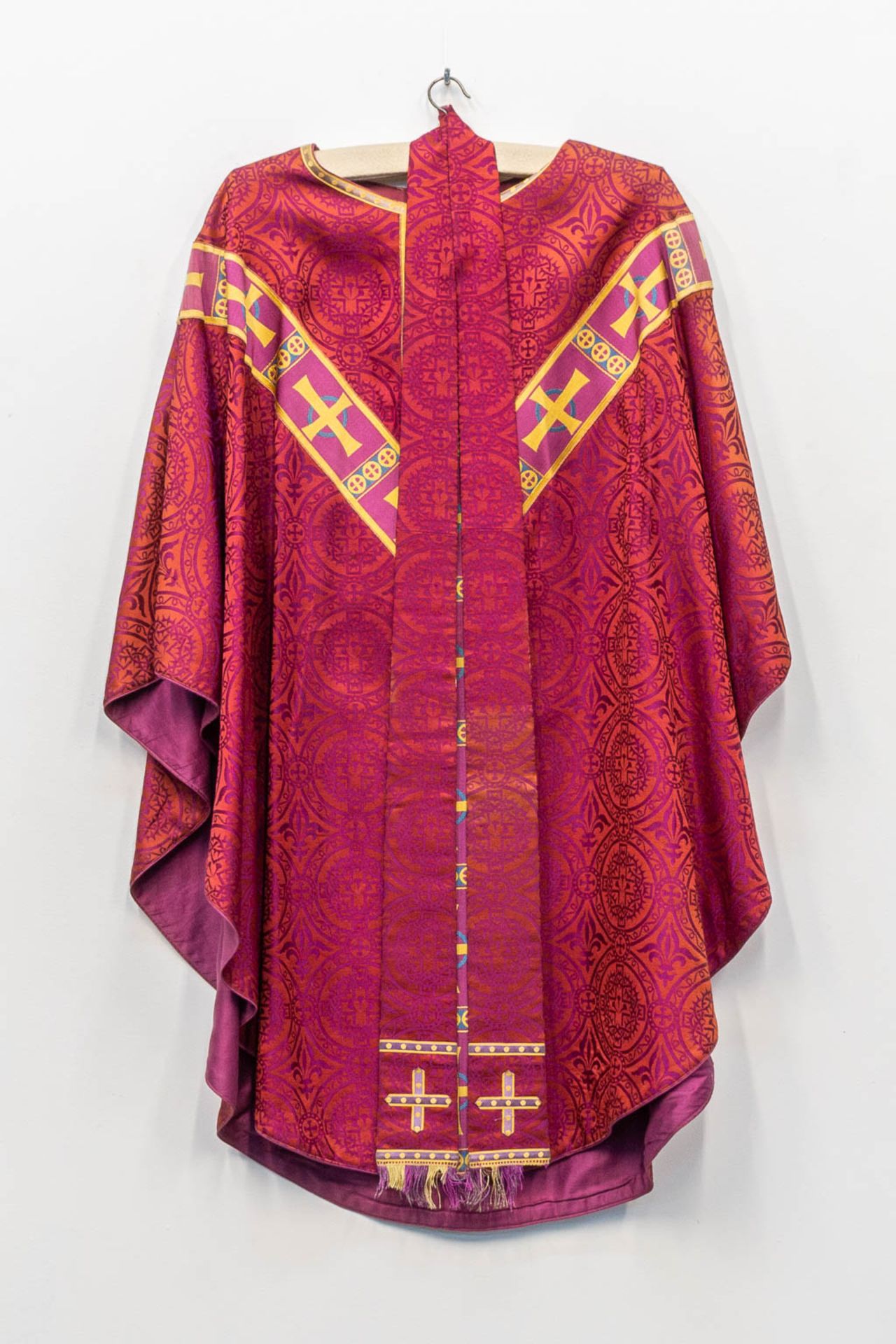 A collection of 4 vintage chasubles. 20th C. - Bild 11 aus 12