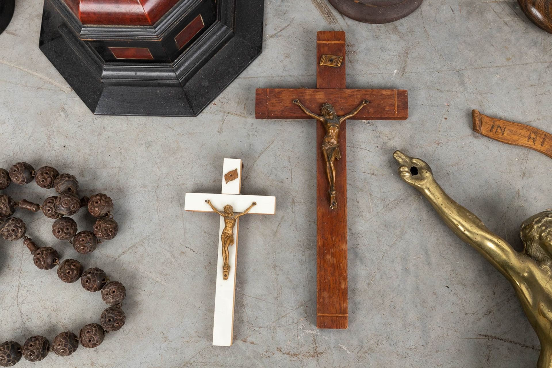 A large collection of crucifixes and religious items. (W:31 x H:90 cm) - Image 3 of 11