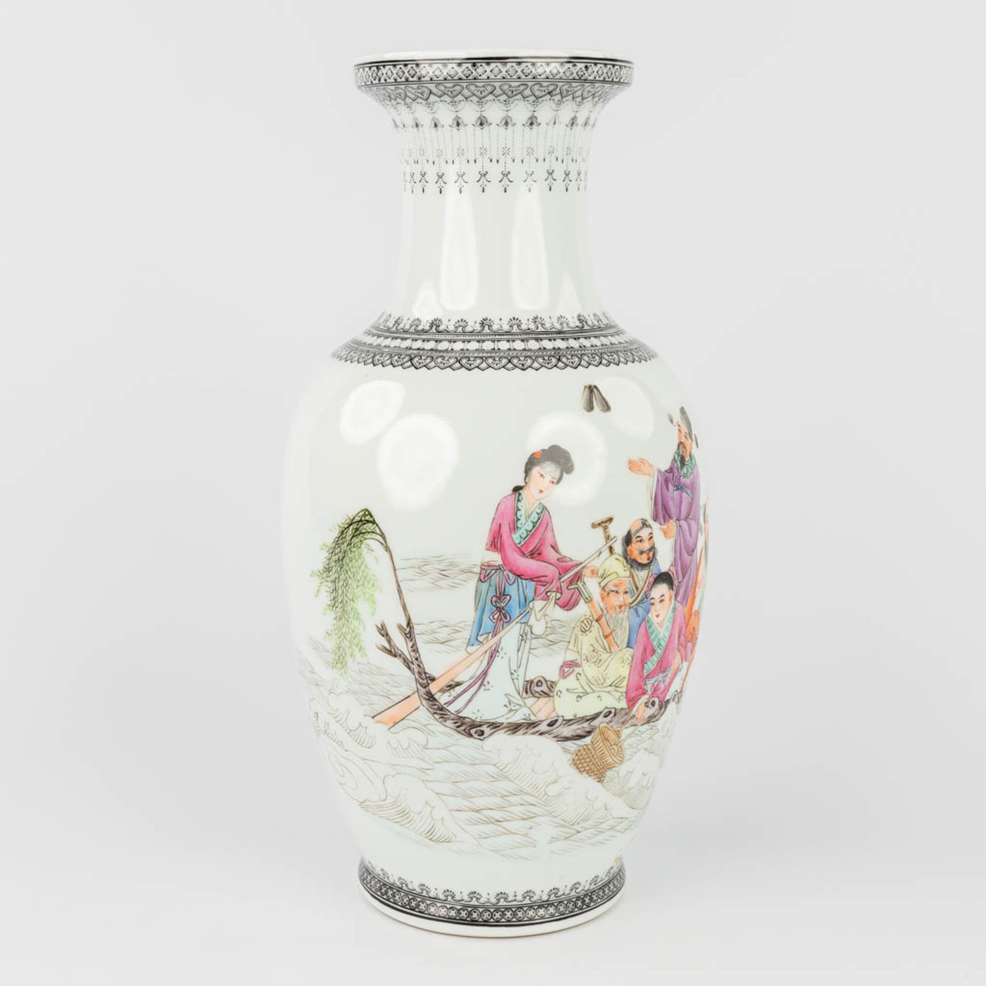 A Chinese vase with hand-painted decor, republic period. (H:36 x D:18 cm) - Bild 3 aus 14