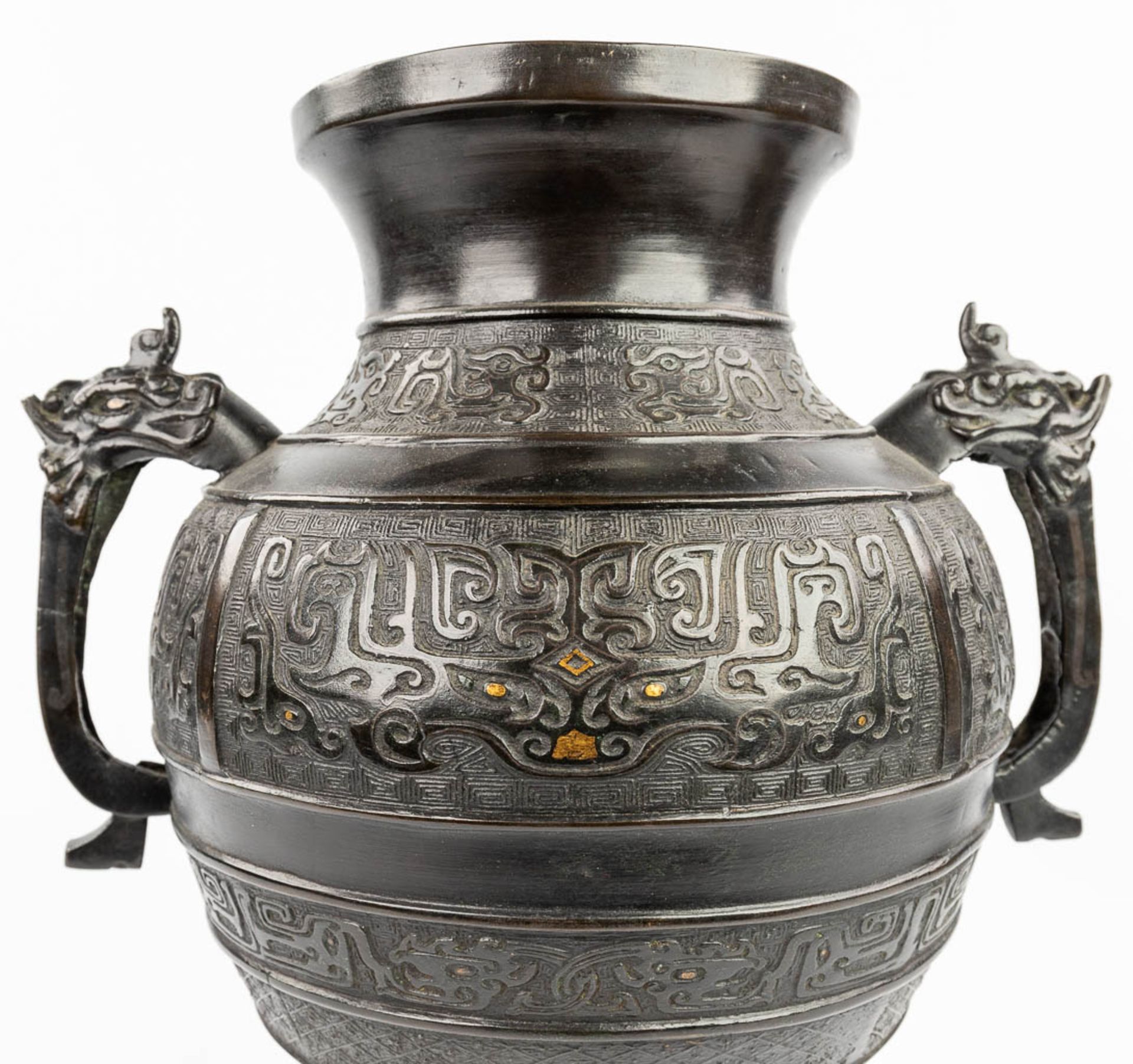 A collection of 3 Oriental vases made of bronze, of which one has a champslevŽ decor. (L:28 x W:35 - Bild 10 aus 19