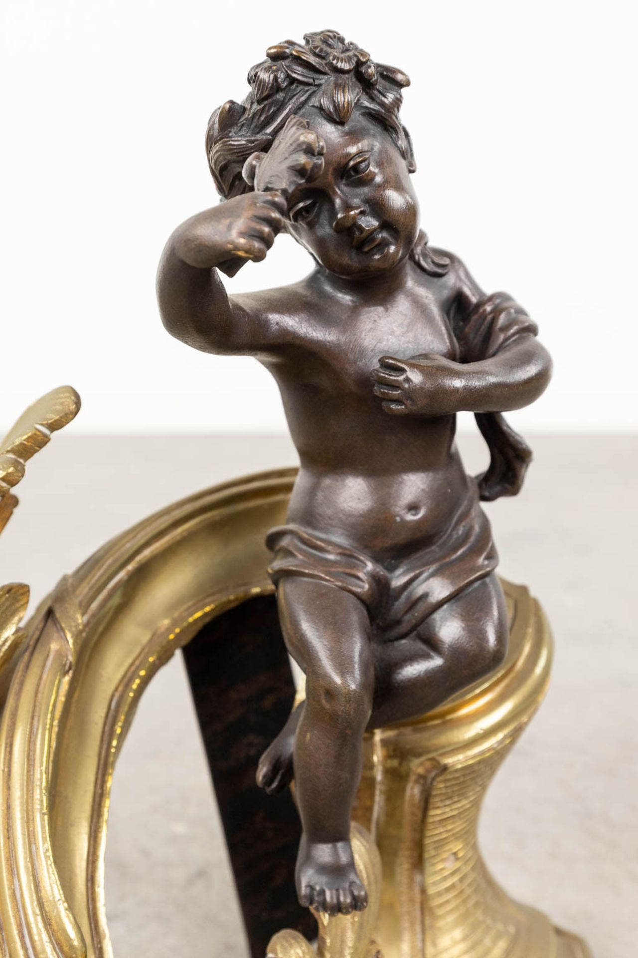 A pair of fireplace bucks decorated with putti in Louis XV style. 19th C. (W:33 x H:30 cm) - Image 7 of 9