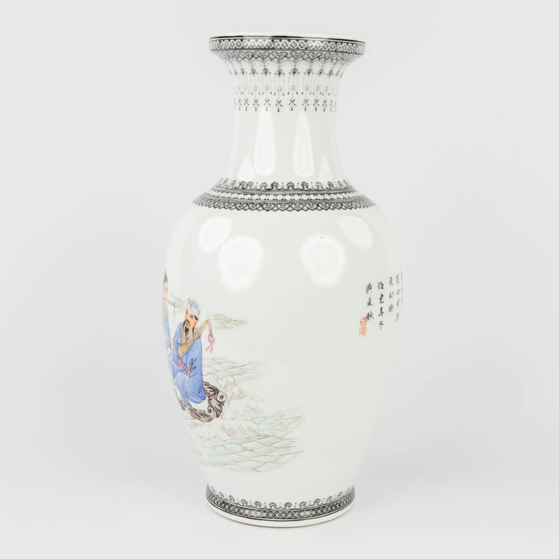 A Chinese vase with hand-painted decor, republic period. (H:36 x D:18 cm) - Bild 6 aus 14