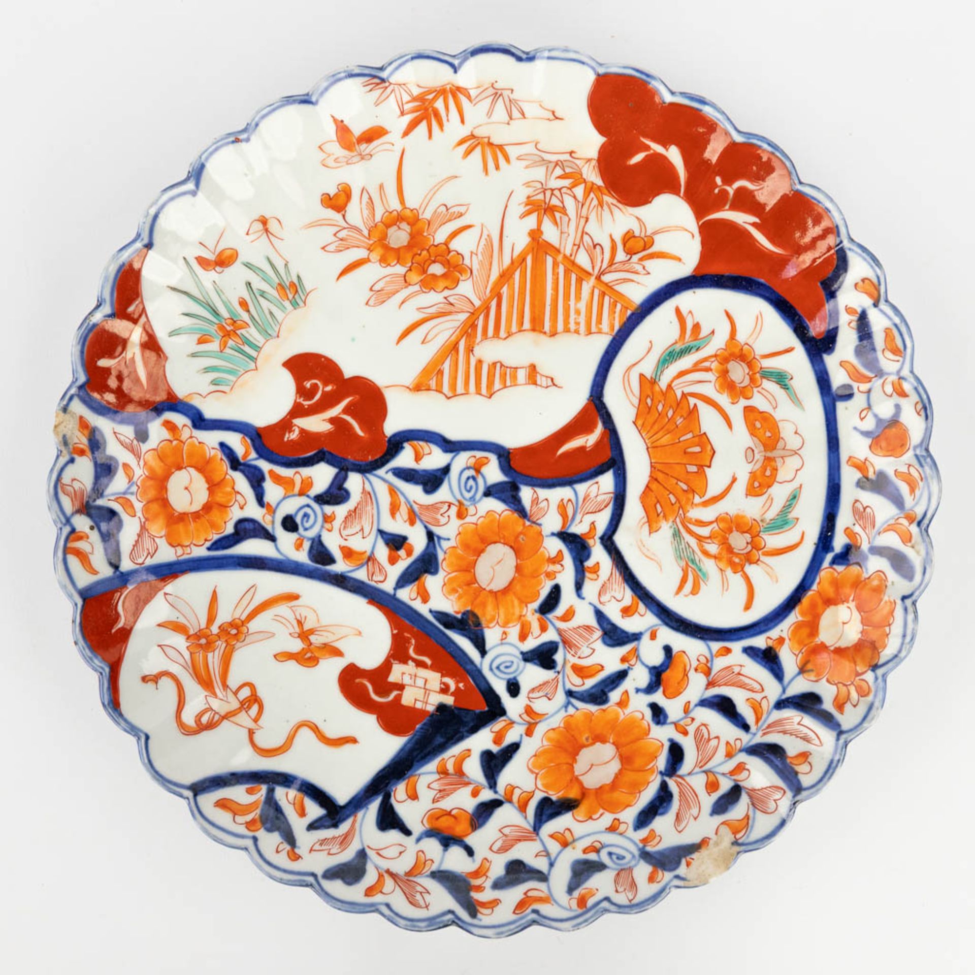 A collection of 9 plates of Chinese and Japanese origin with Imari decor. (D:45 cm) - Bild 20 aus 23