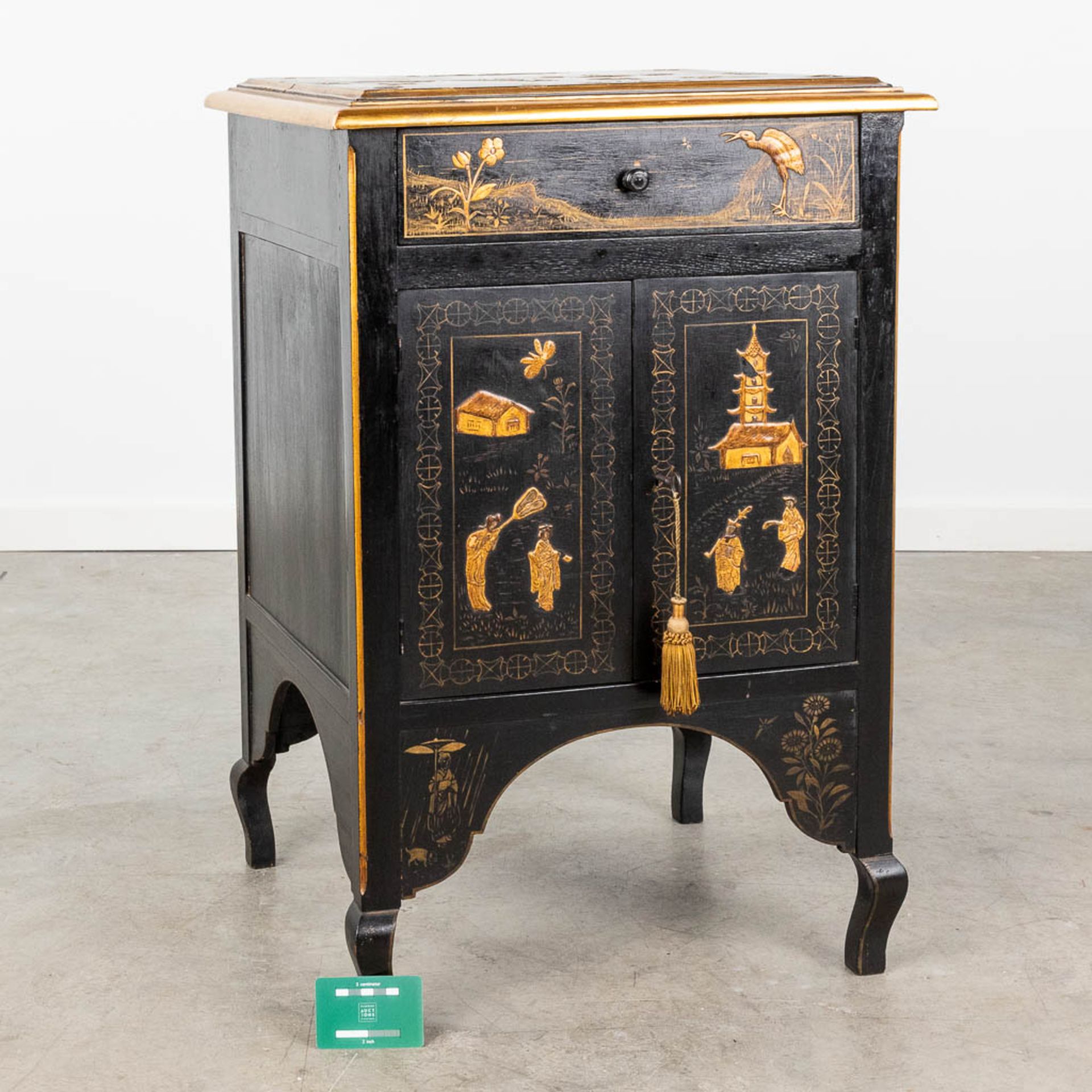 A small side cabinet with Oriental decors. (L:46 x W:52 x H:76 cm) - Bild 2 aus 15