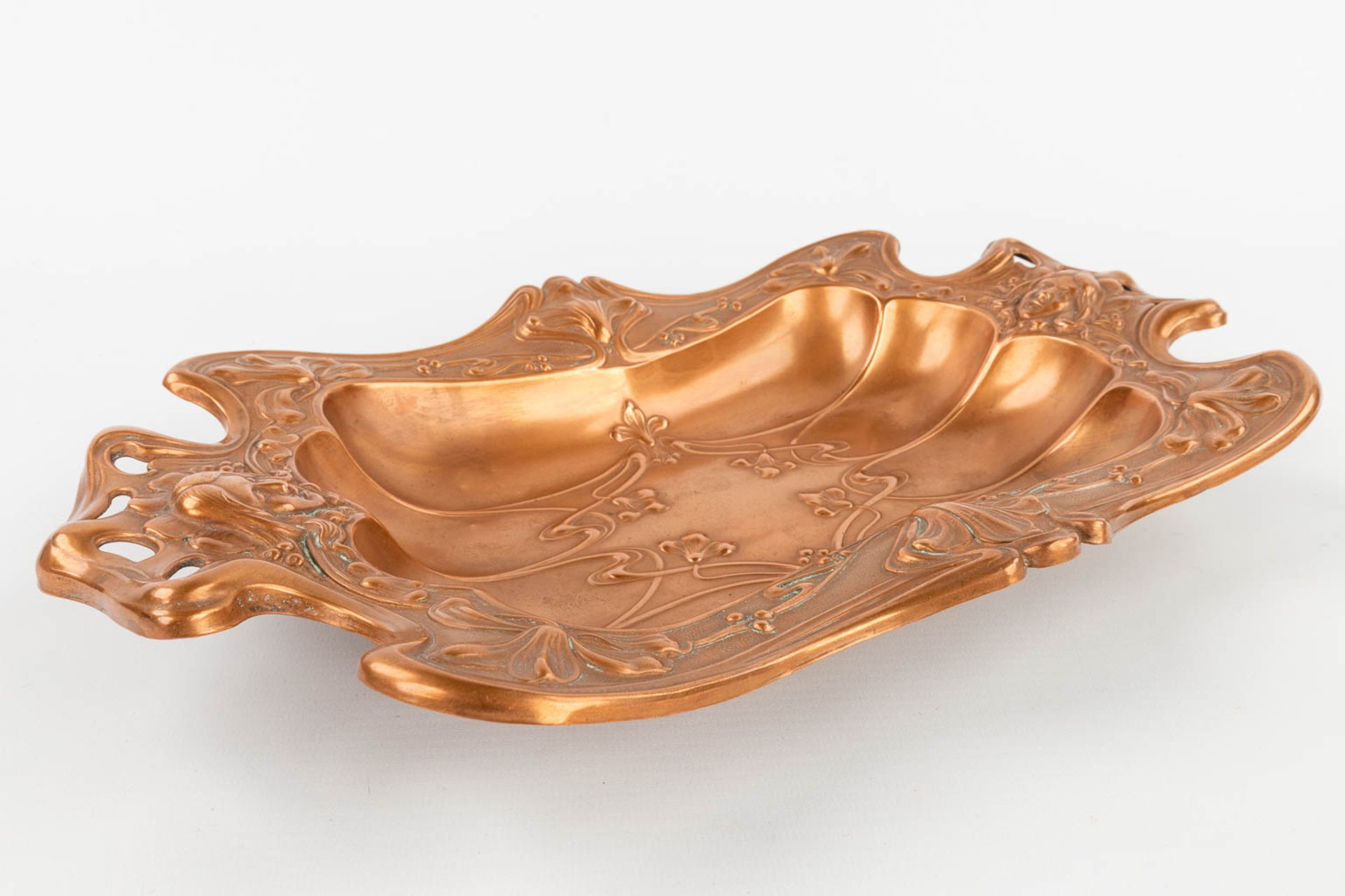 A collection of trays and table accessories made of copper in art nouveau style (L:43 x W:27 cm) - Bild 13 aus 17