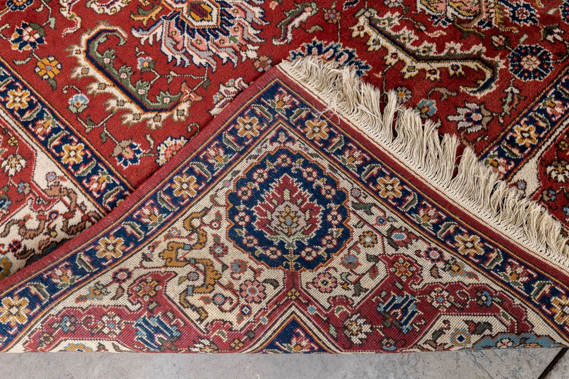 An Oriental hand-made carpet, Heriz. (L:360 x W:250 cm) - Image 8 of 9