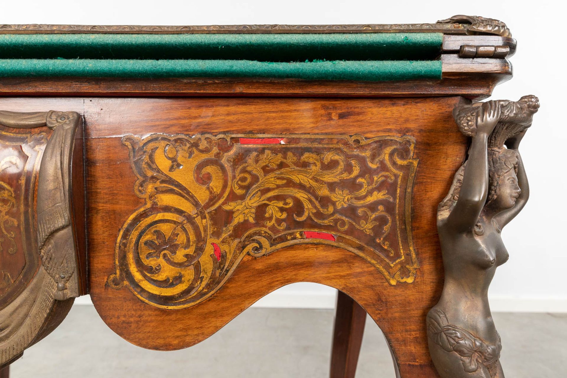 A game table inlaid in the style of boulle/Napoleon 3 mounted with bronze. Circa 1970. (L:52 x W:80 - Bild 12 aus 15