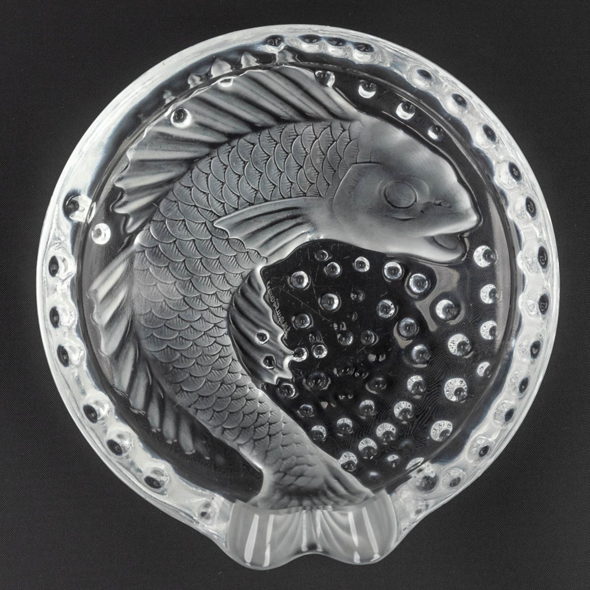 Lalique France, a bowl decorated with a fish and made of glass. (W:15,8 x H:4,5 cm)