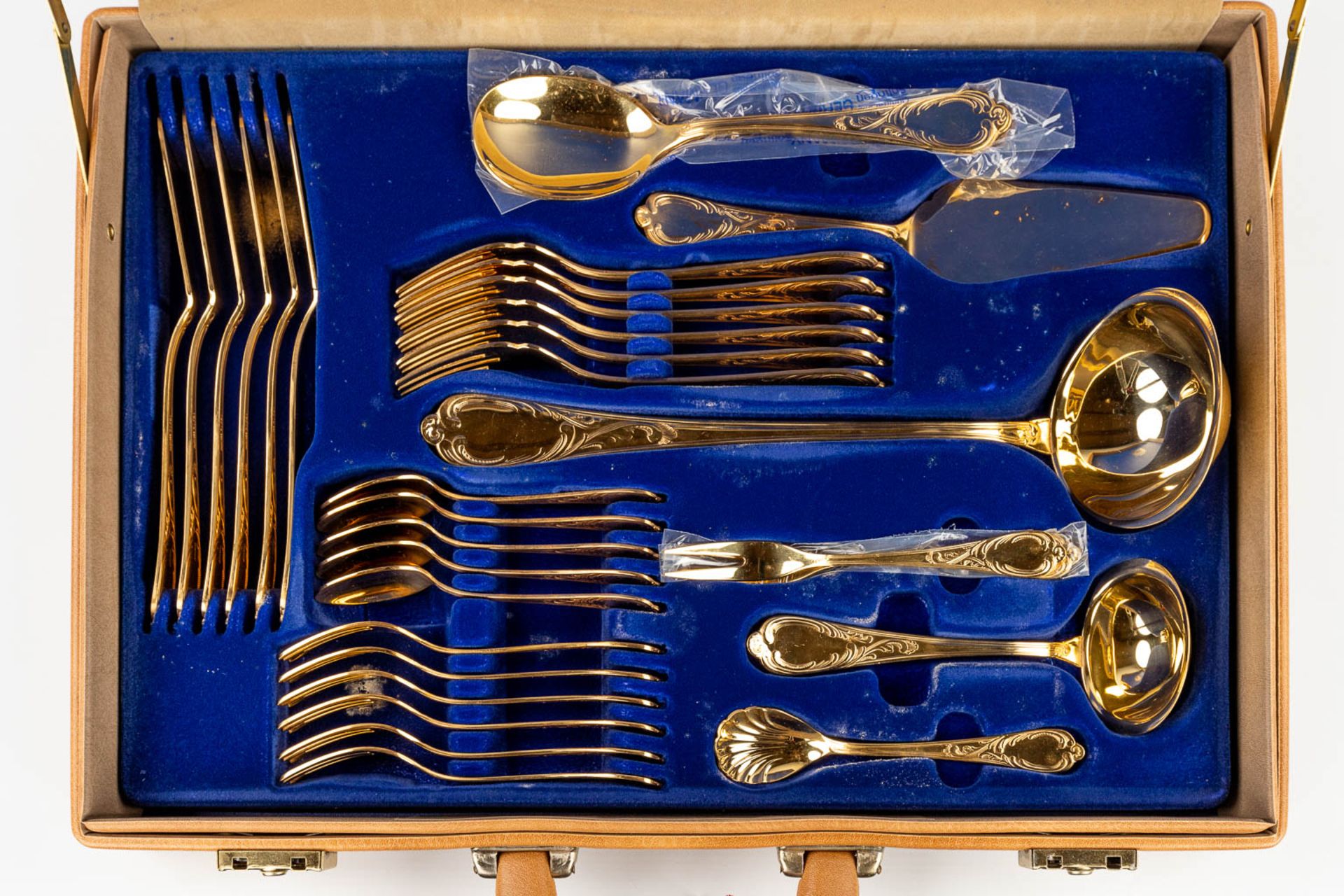 A gold-plated 'Royal Collection Solingen' flatware cutlery set, made in Germany (L:34 x W:45,5 x H:9 - Image 13 of 15