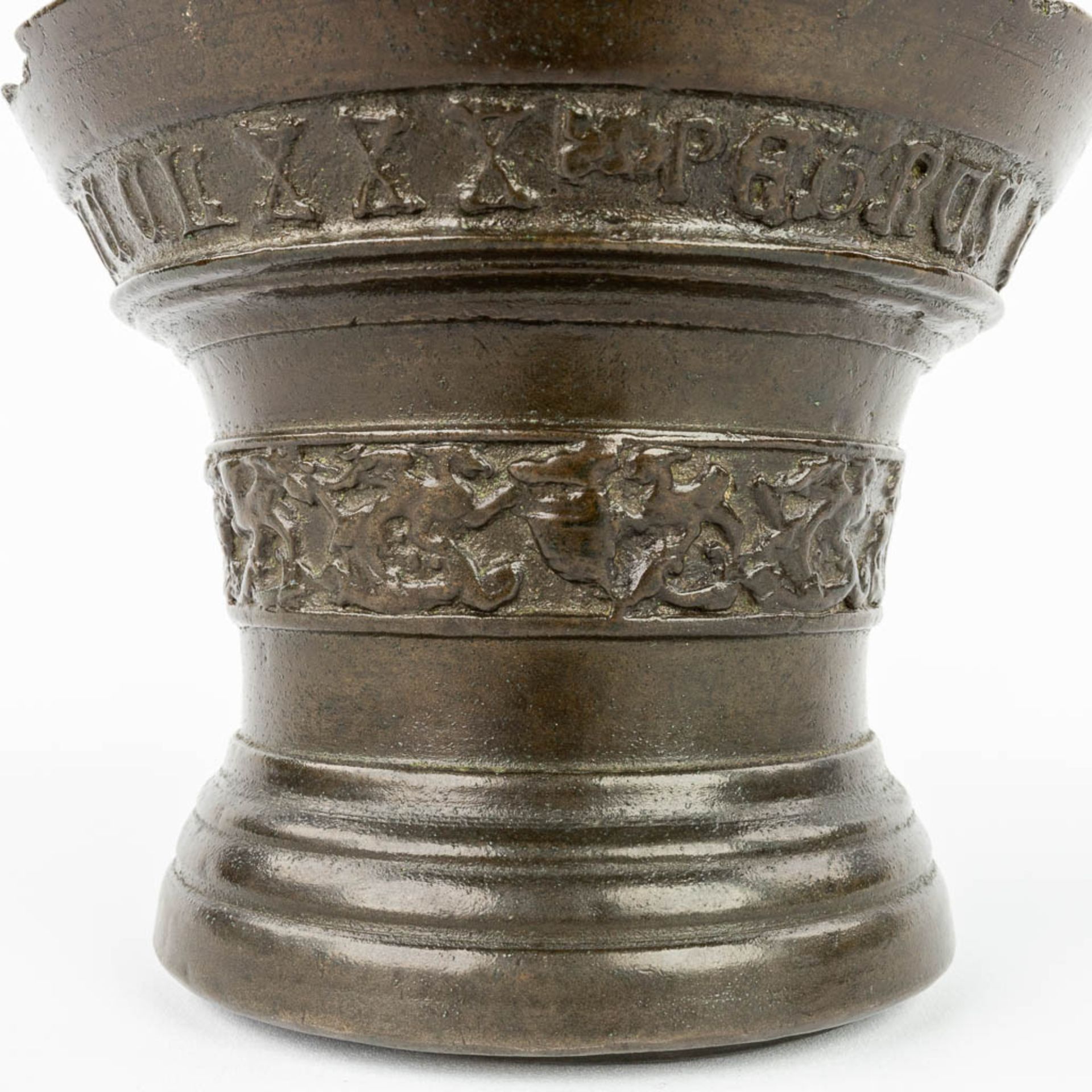 An antique mortar, made of bronze and marked 'Petrus Vanden Gheyn Me ficit 1580'. 16th C. (H:10,5 x - Image 10 of 15