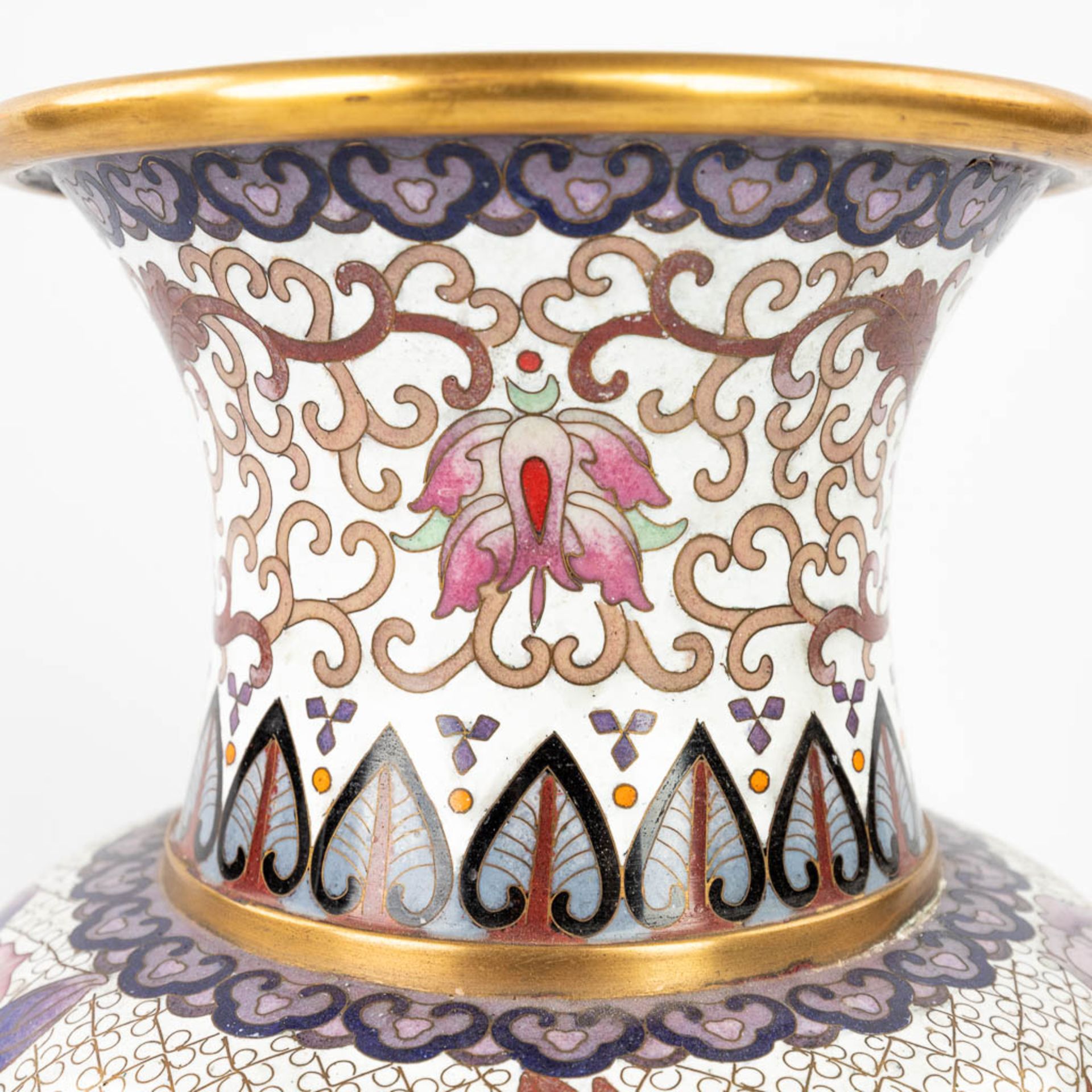 A pair of cloisonnŽ vases with flower and bird decor, in the original box. (H:31 x D:19 cm) (H:31 - Bild 10 aus 19