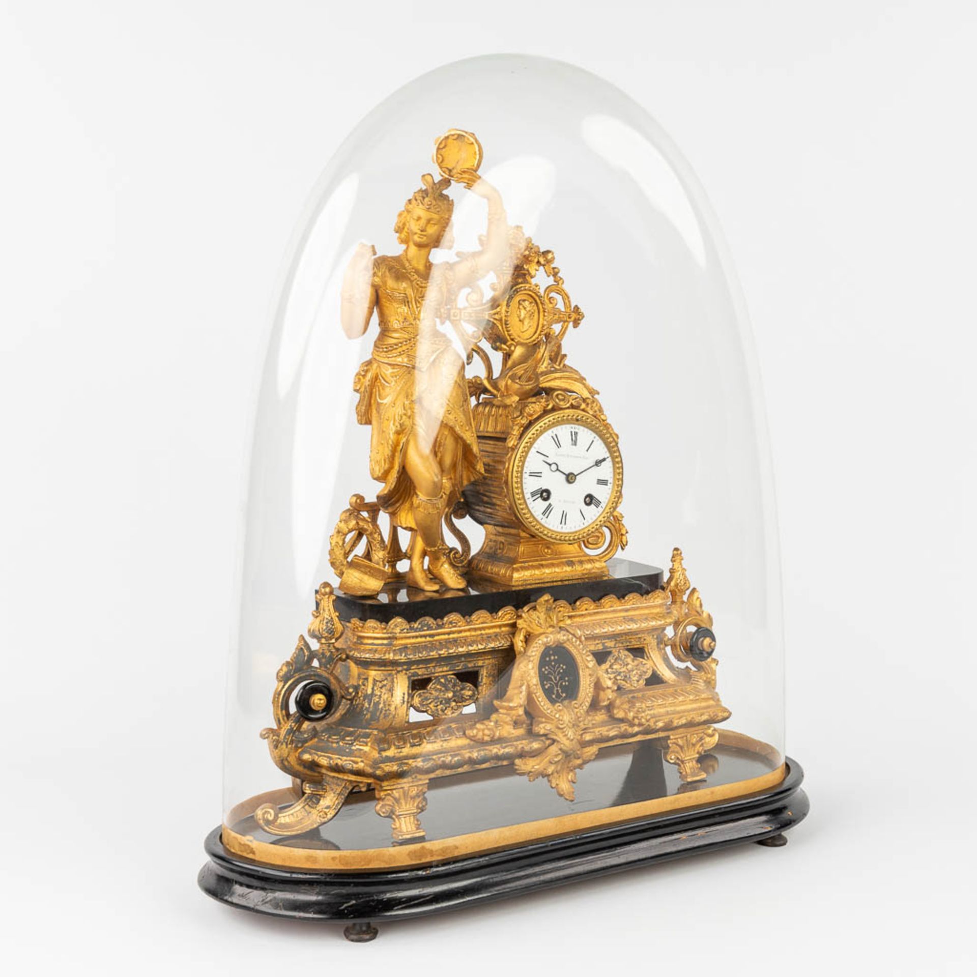 A mantle clock made of gilt spelter, standing under a glass dome. 19th C. (W:40 x H:47 cm) - Bild 4 aus 12