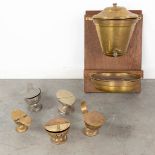 A wall-mounted fountain and 5 incense pots, of which some have a spoon. Circa 1900. (W:30 x H:42 cm)