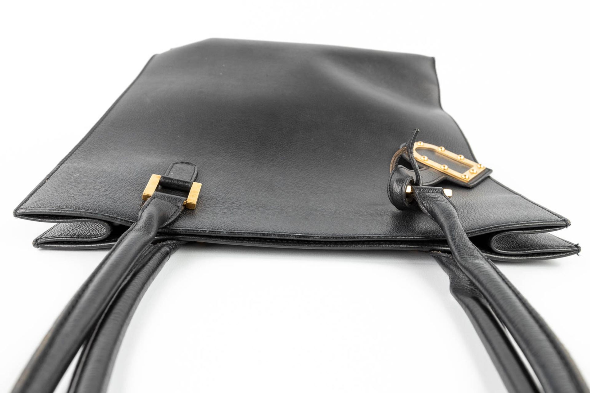 Delvaux, a 'Tote Bag' made of black leather with gold-plated hardware. (W:31,5 x H:37,5 cm) - Image 9 of 19