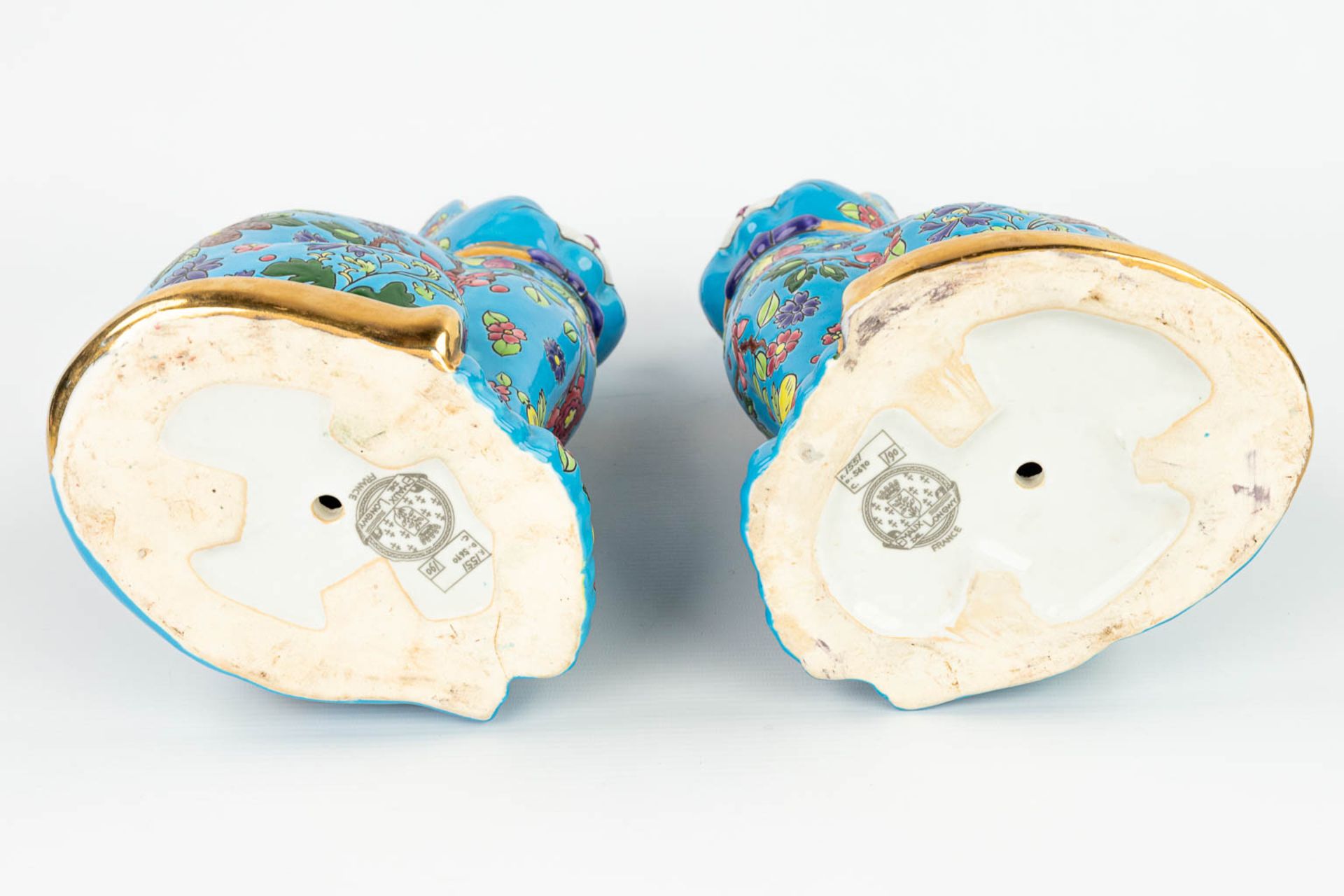 A pair of decorative cats made of glazed faience in the style of 'Emaux de Longwy'. (L:15 x W:18 x H - Image 3 of 11