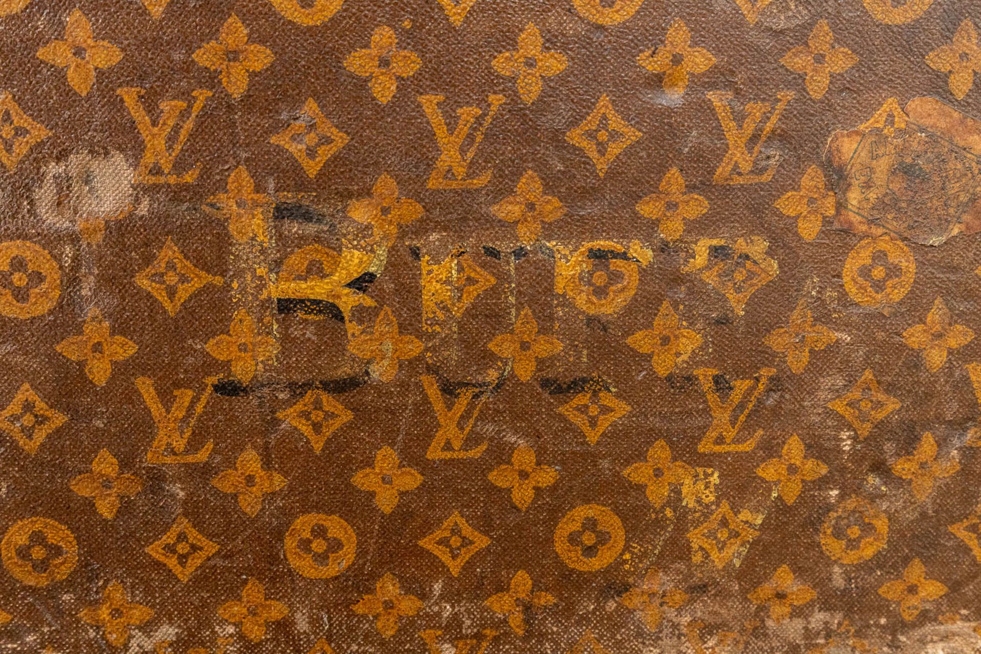 Louis Vuitton, a large and antique suitcase. (L:63 x W:113 x H:72 cm) - Bild 18 aus 25