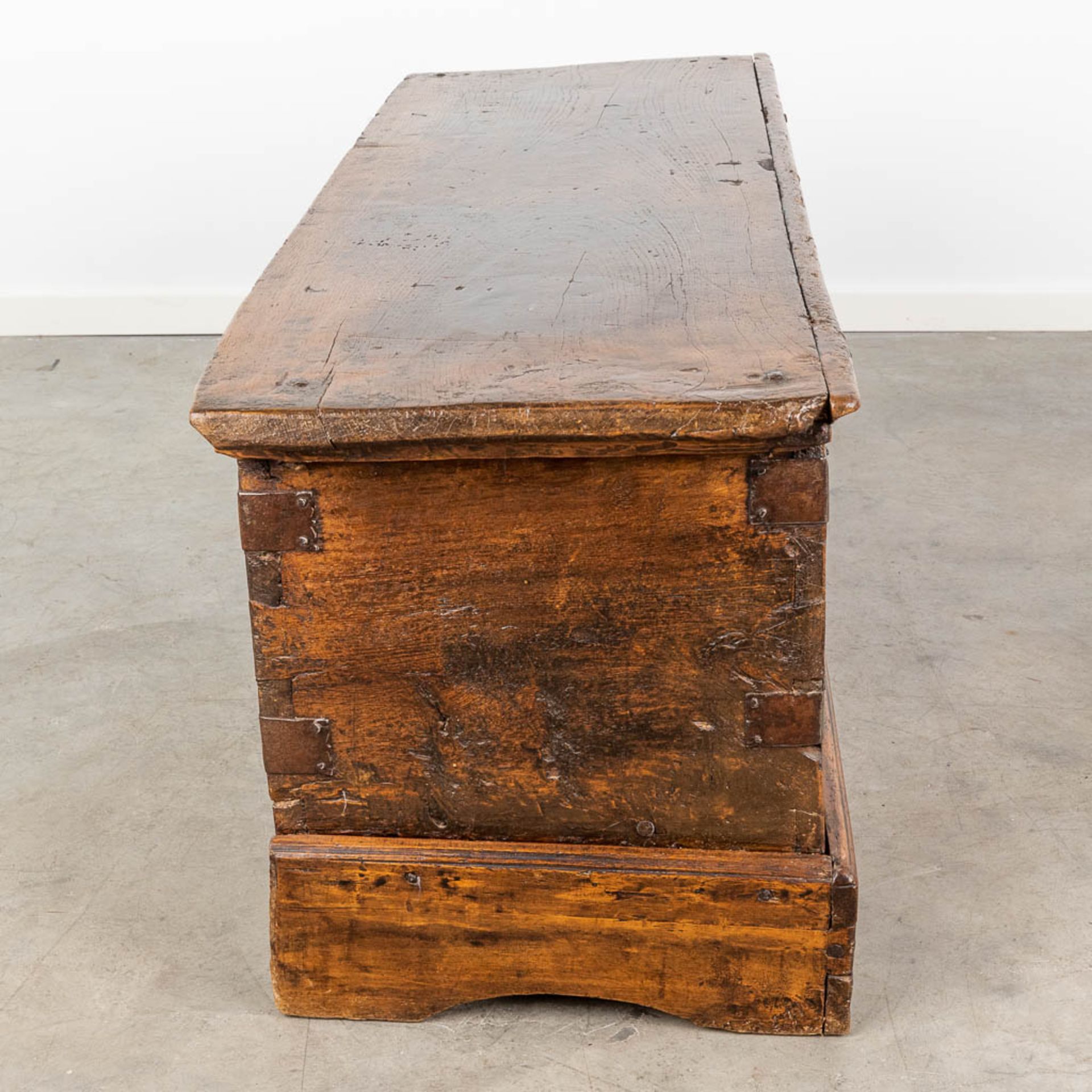 An antique chest, made of sculptured wood panels. (L:48 x W:136 x H:55 cm) - Bild 7 aus 18