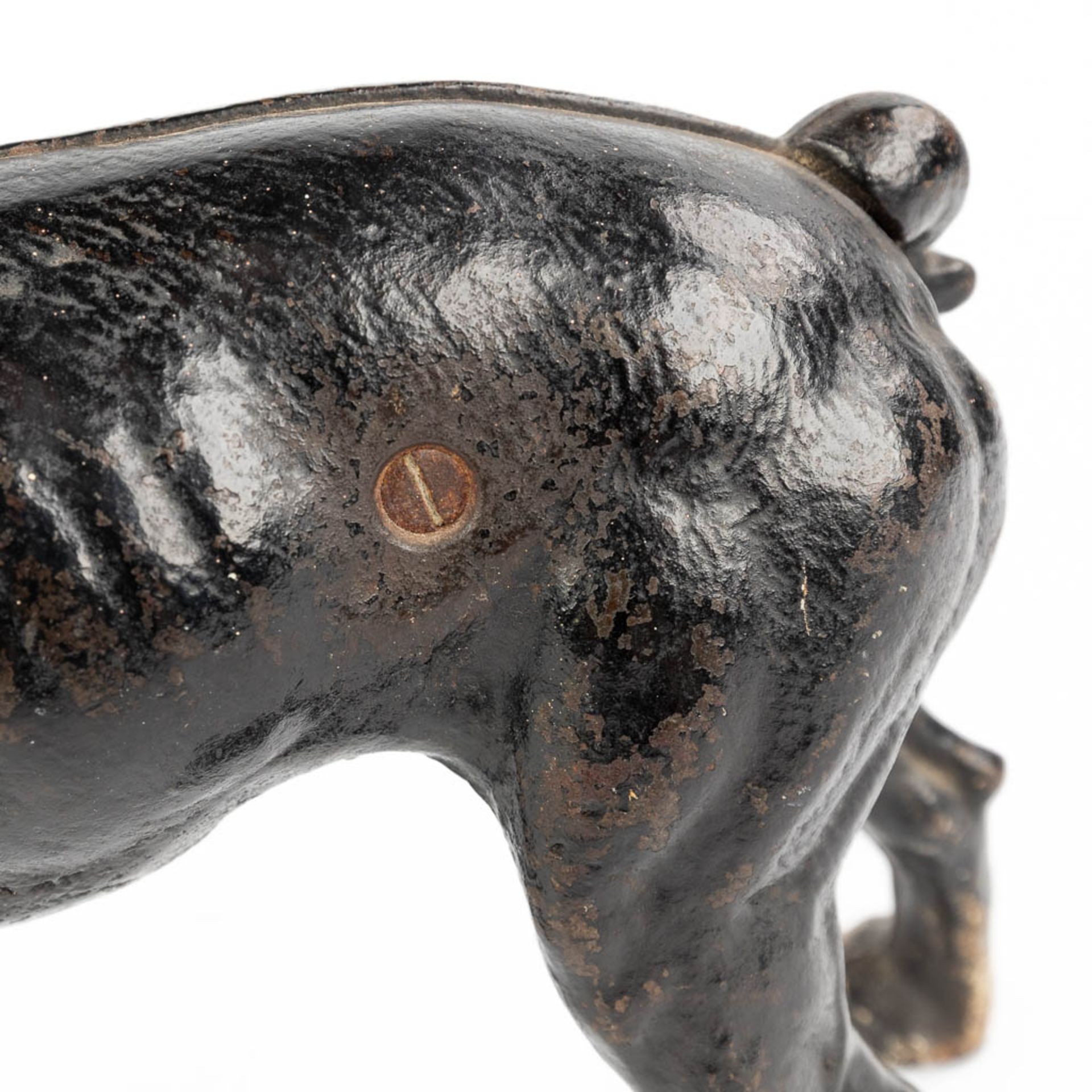 An antique figurative door stopper in the shape of a dog, cast iron. (W:25,5 x H:26 cm) - Bild 6 aus 12