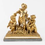 Hunting Scne with 3 putti' a statue made of polished bronze. (L:19 x W:35 x H:35 cm)