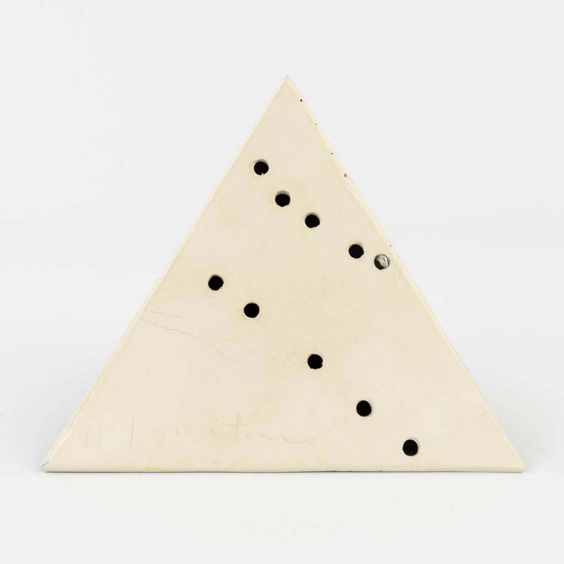 Lucio FONTANA (1899-1968) 'Pyramide' (c. 1967), gesigneerd 'AP L Fontana' (L:13,4 x W:13,3 x H:11,6 - Image 2 of 11