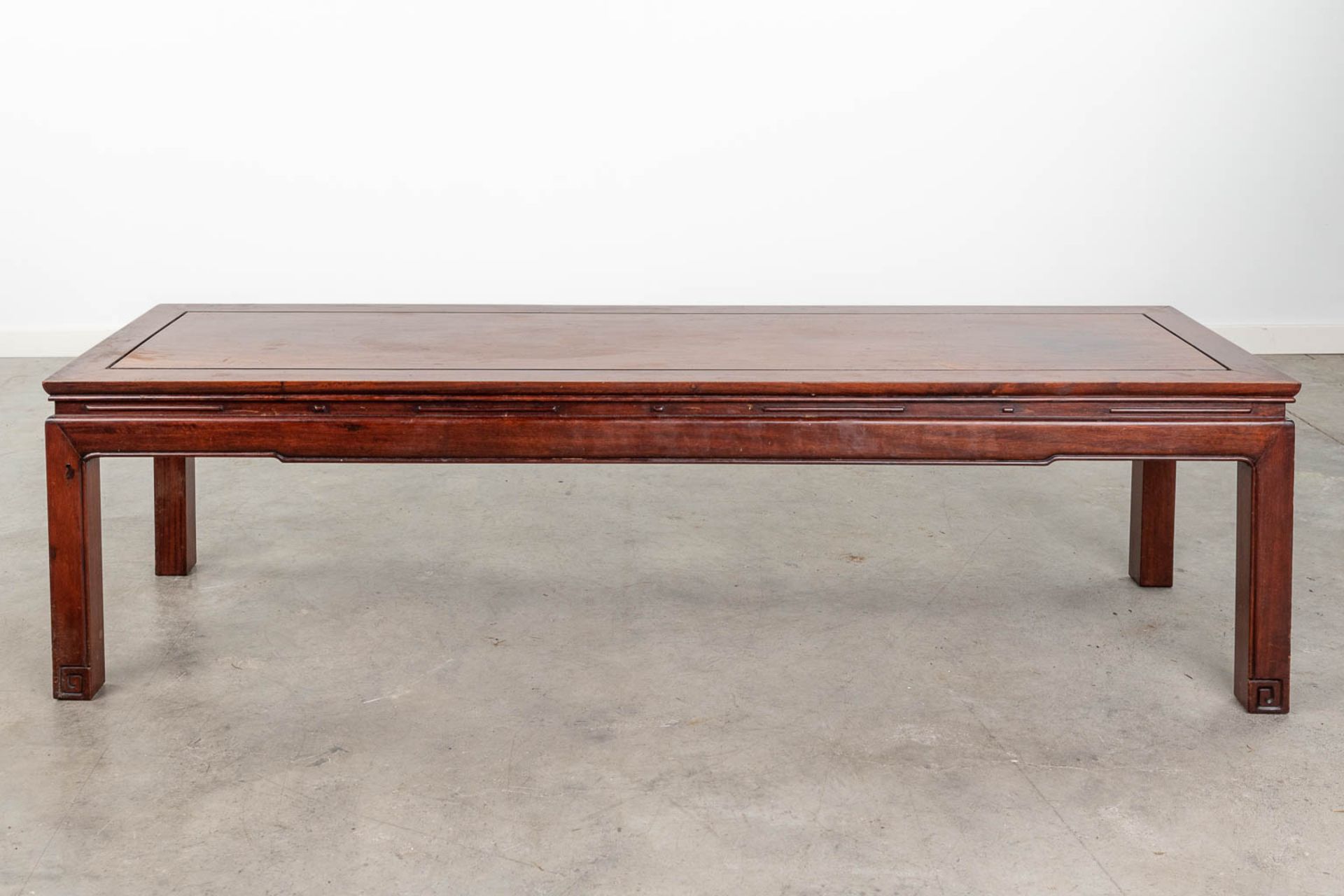 A Chinese coffee table made of hardwood. (L:46 x W:153 x H:41 cm) - Image 5 of 10