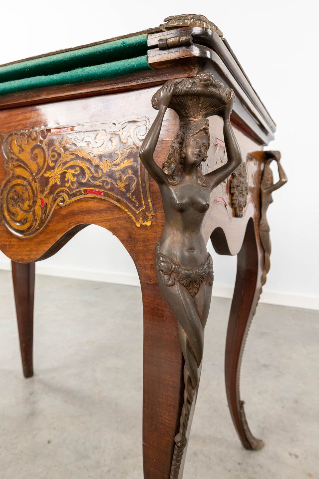 A game table inlaid in the style of boulle/Napoleon 3 mounted with bronze. Circa 1970. (L:52 x W:80 - Bild 11 aus 15