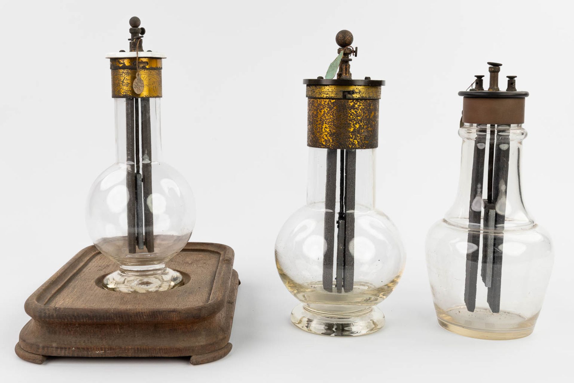 A collection of 3 'Grenet Cell' batteries made of glass. (H:30 x D:14 cm) - Image 12 of 14