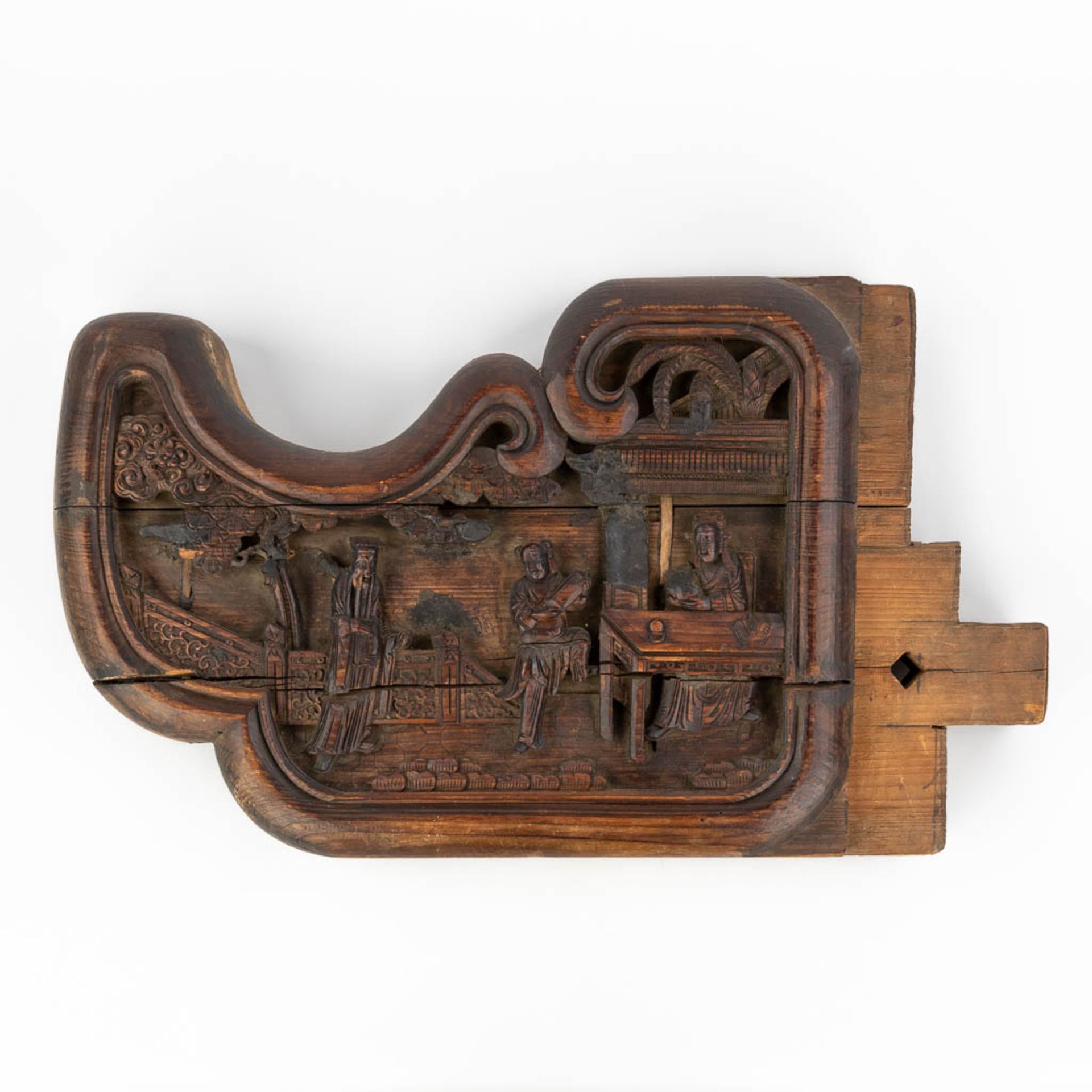 An antique wood sculptured corbel decorated with Asian/Chinese decors and figurines. (L:10 x W:70 x